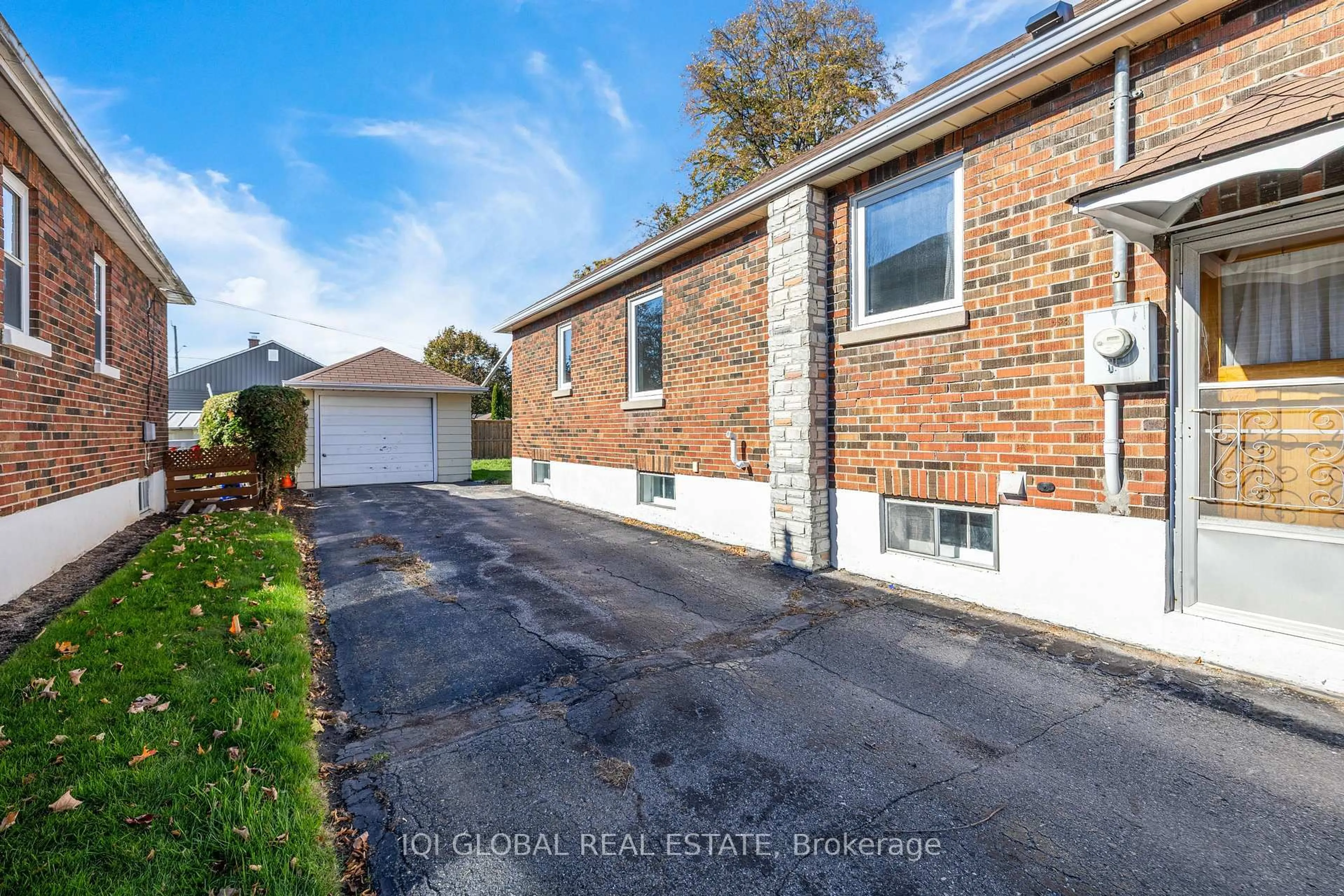 A pic from outside/outdoor area/front of a property/back of a property/a pic from drone, street for 102 Central Park Blvd, Oshawa Ontario L1H 5W4