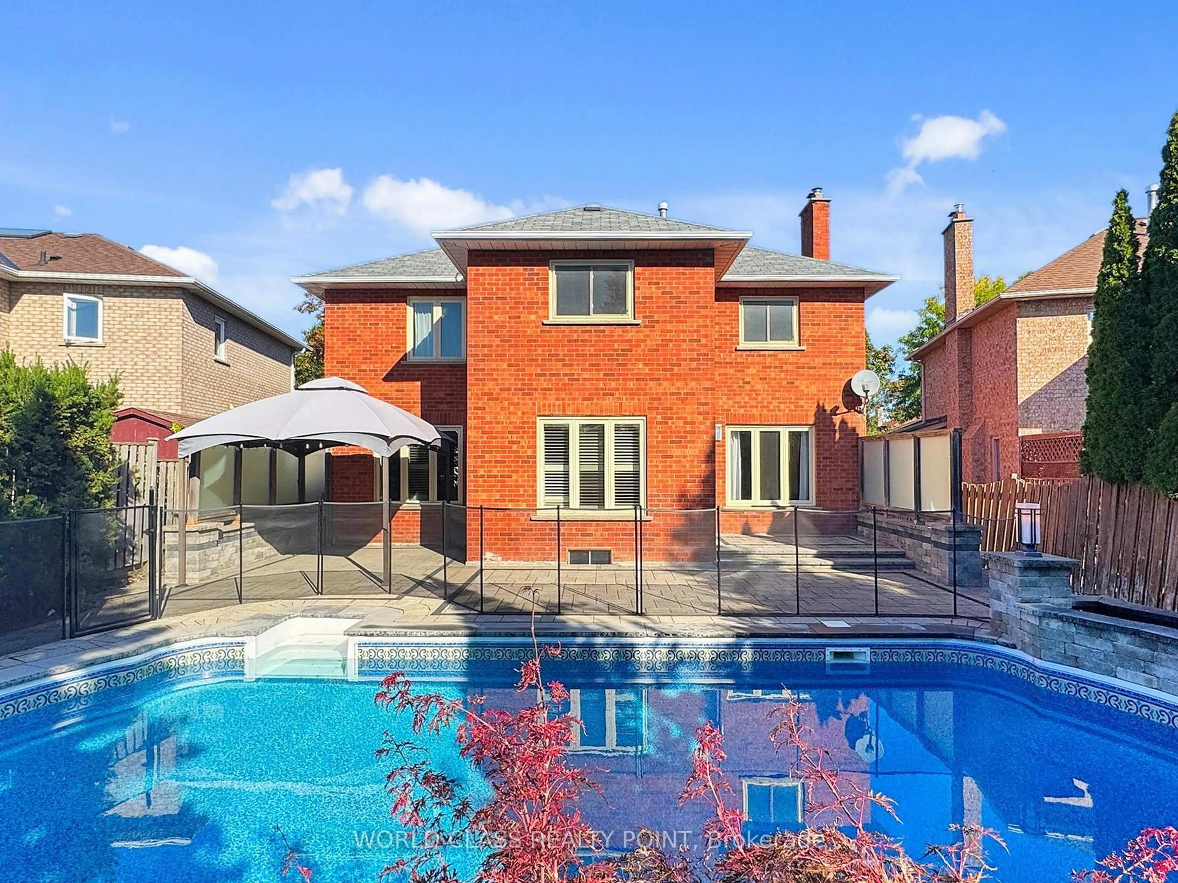 A pic from outside/outdoor area/front of a property/back of a property/a pic from drone, street for 23 Kilbride Dr, Whitby Ontario L1R 2B3