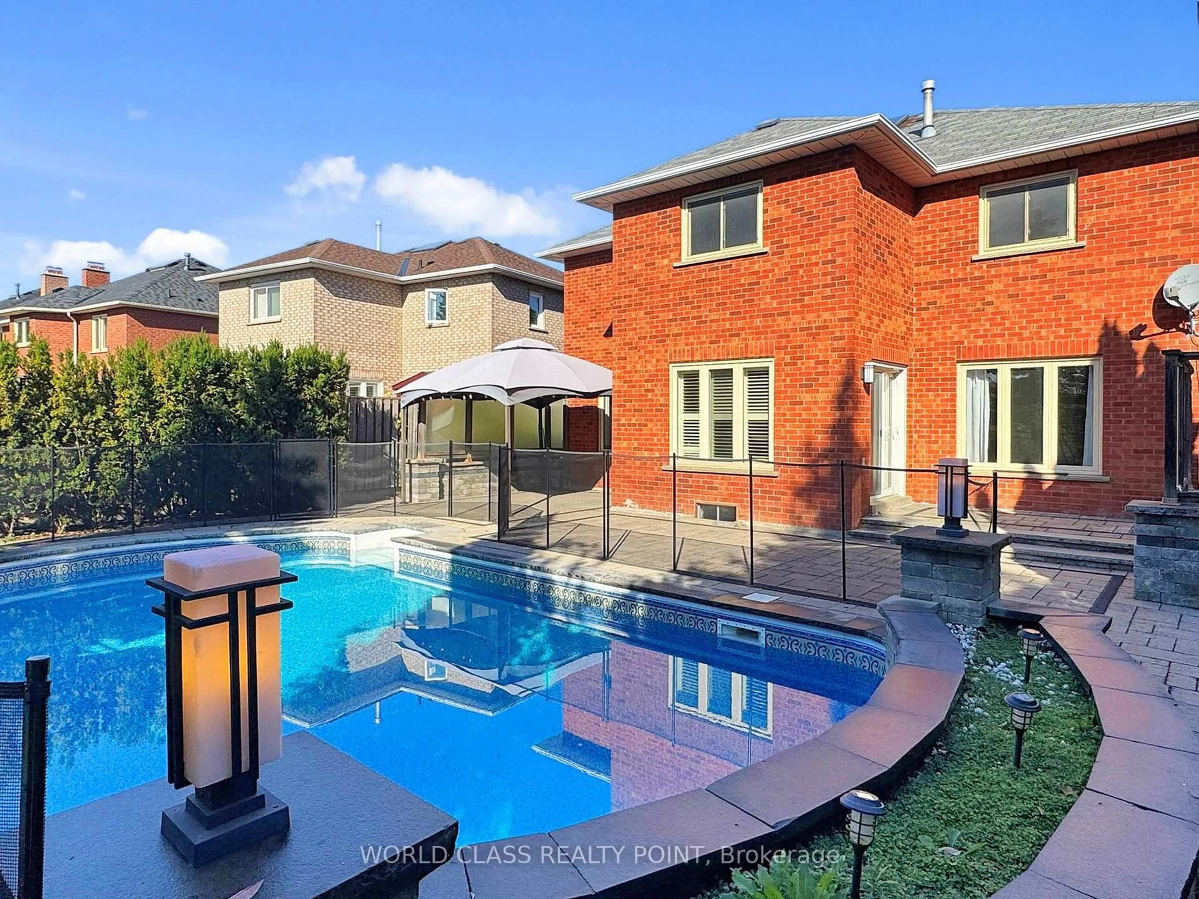 A pic from outside/outdoor area/front of a property/back of a property/a pic from drone, street for 23 Kilbride Dr, Whitby Ontario L1R 2B3