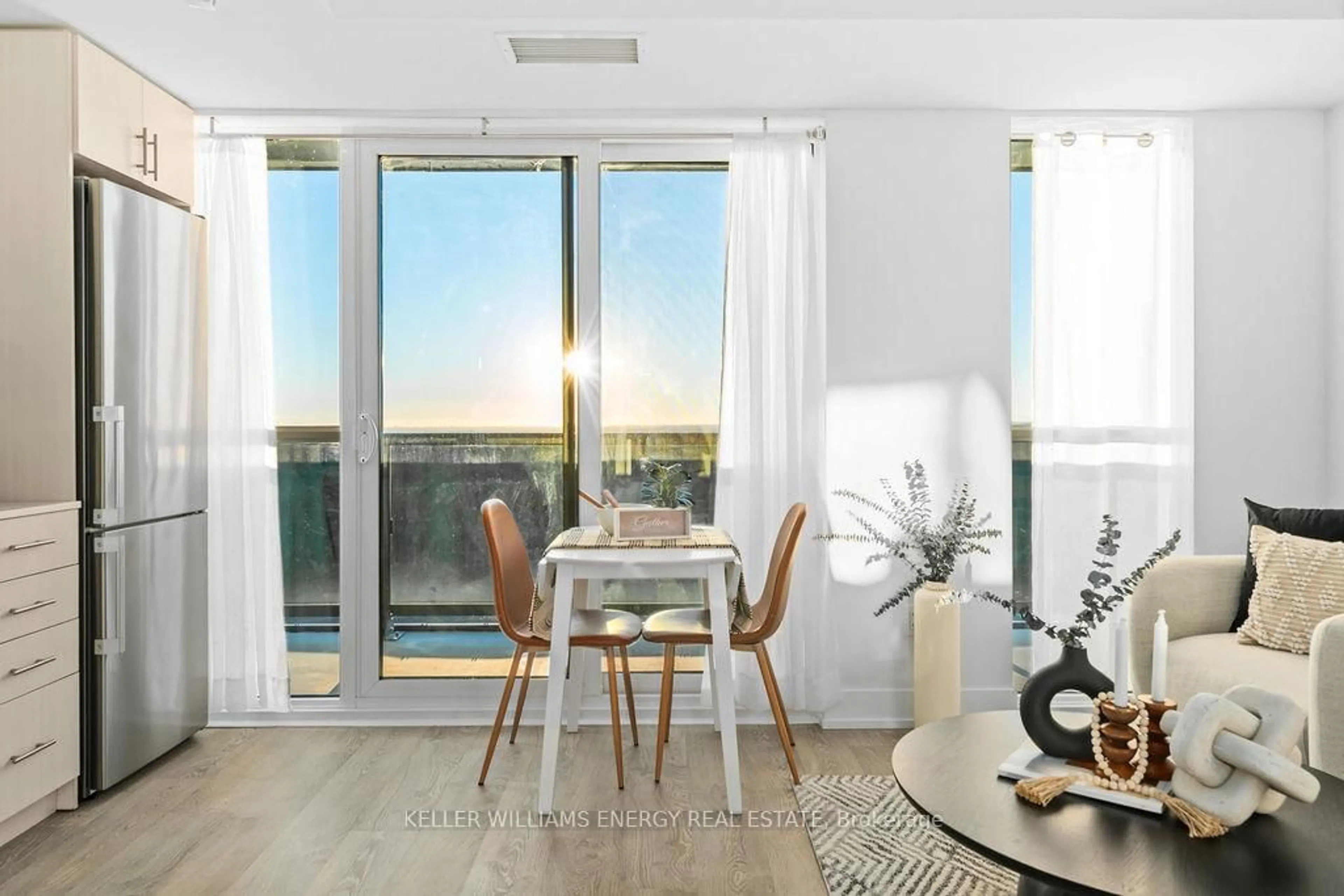 Dining room, wood/laminate floor for 2550 Simcoe St #2421, Oshawa Ontario L1L 0R5