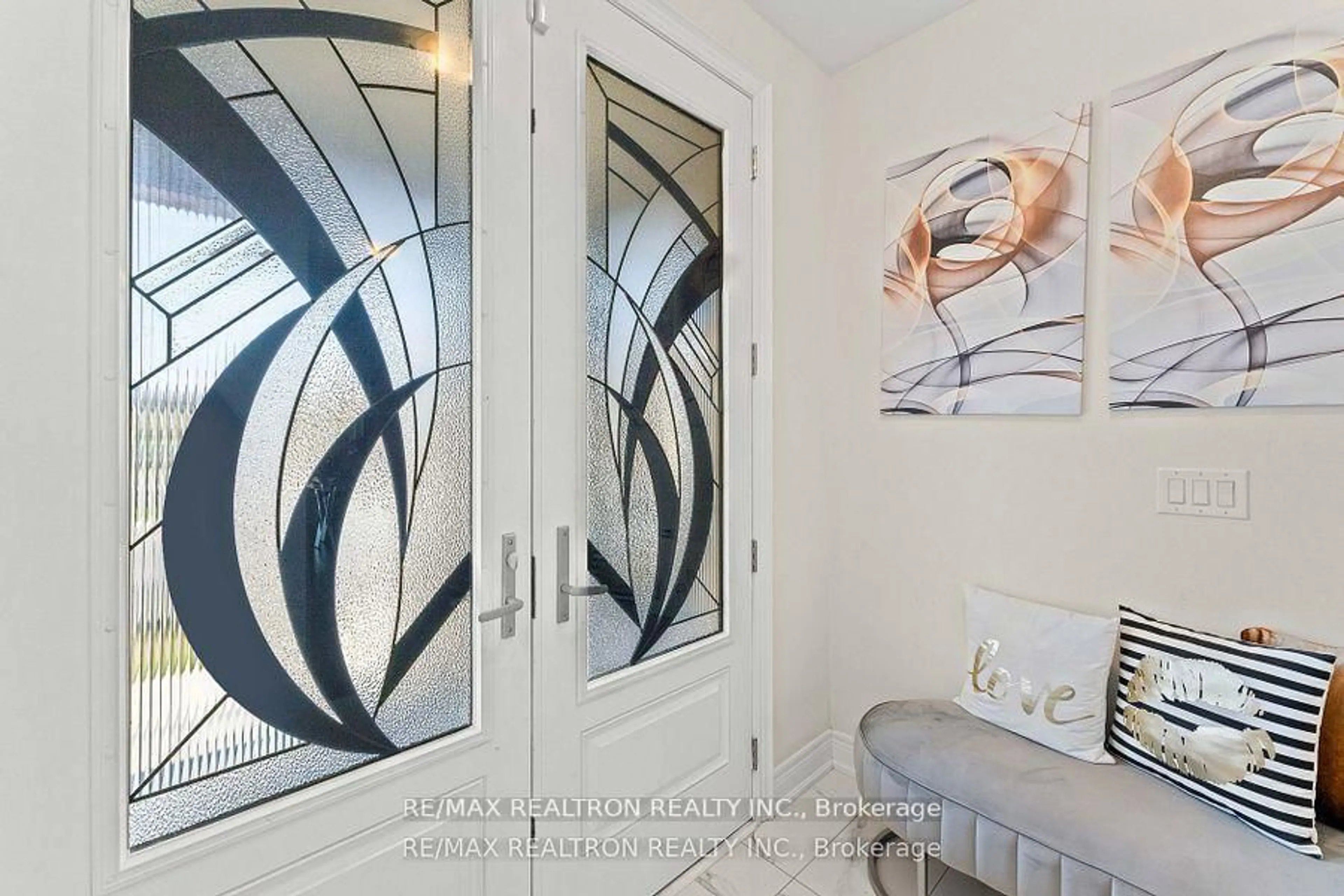 Indoor entryway for 2657 Sapphire Dr, Pickering Ontario L1X 0G6