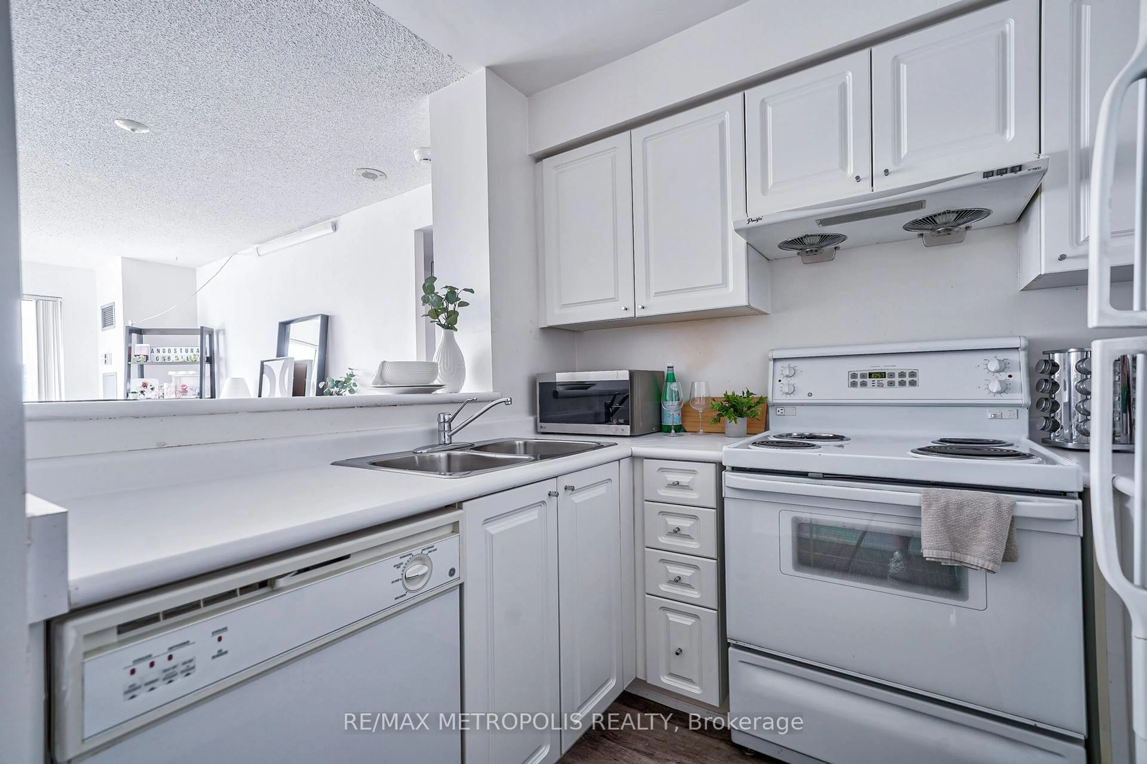 Standard kitchen, unknown for 11 Lee Centre Dr #PH109, Toronto Ontario M1H 3J5