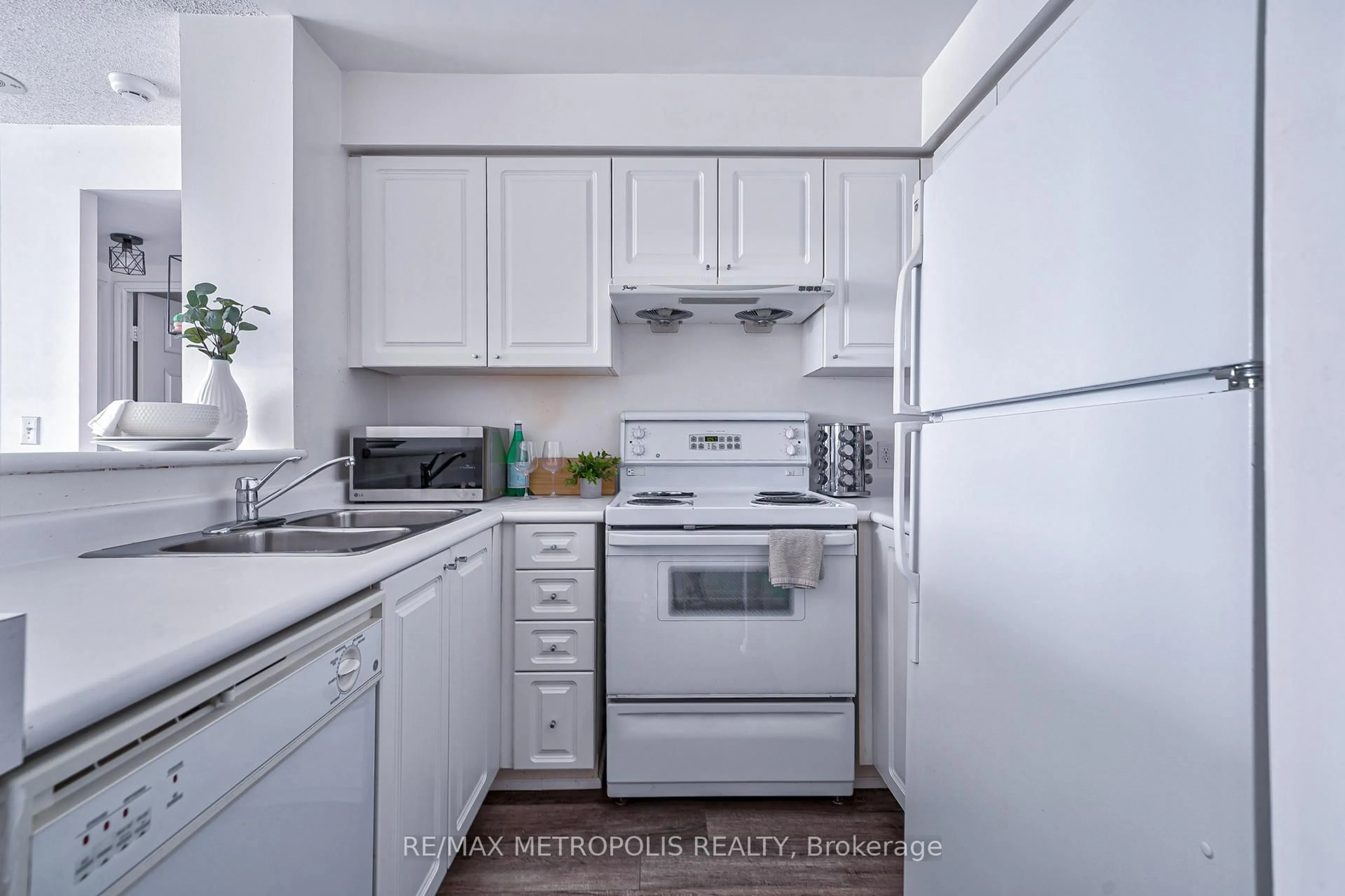 Standard kitchen, unknown for 11 Lee Centre Dr #PH109, Toronto Ontario M1H 3J5