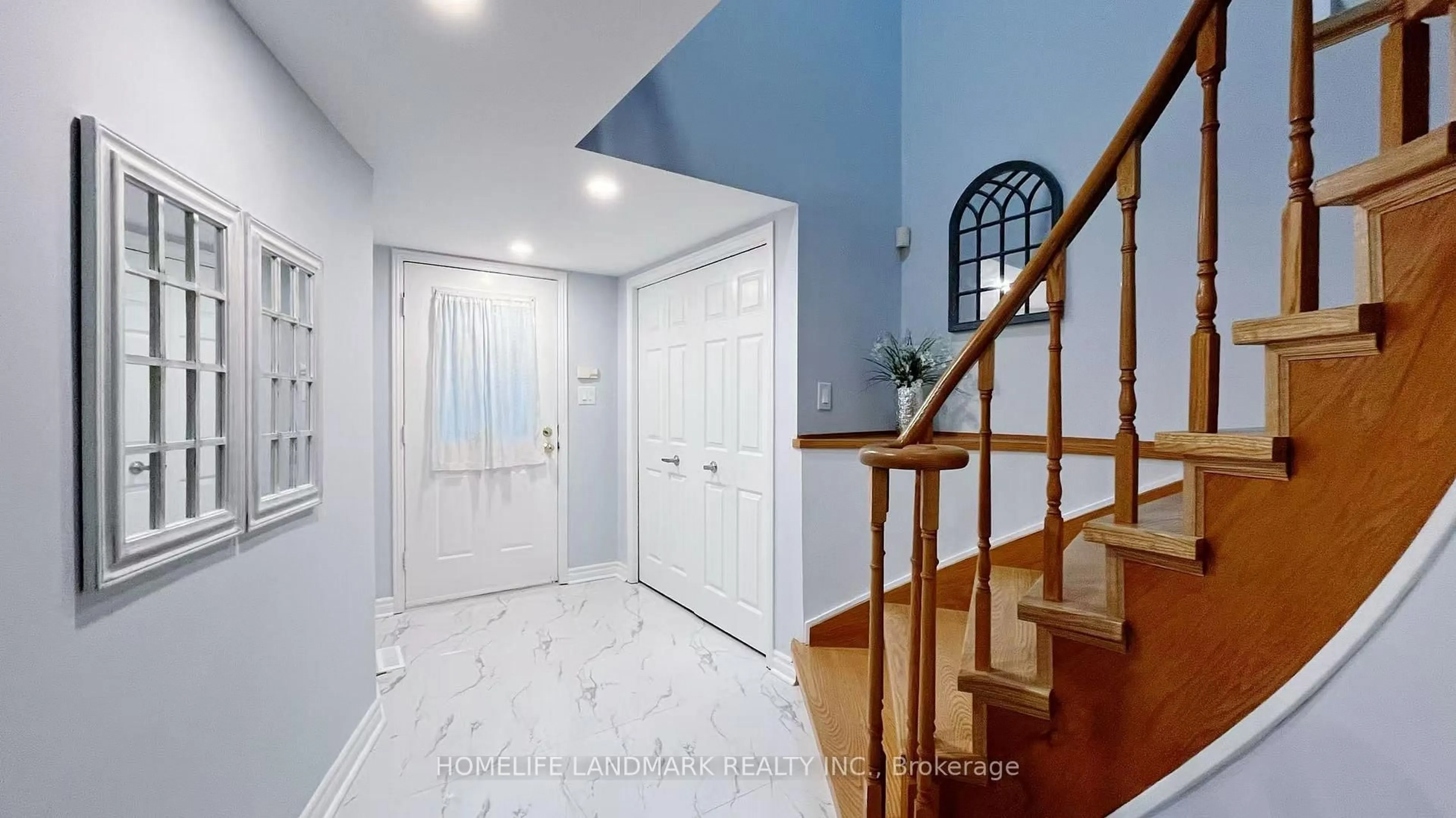 Indoor foyer for 40 Belinda Sq, Toronto Ontario M1W 3M2