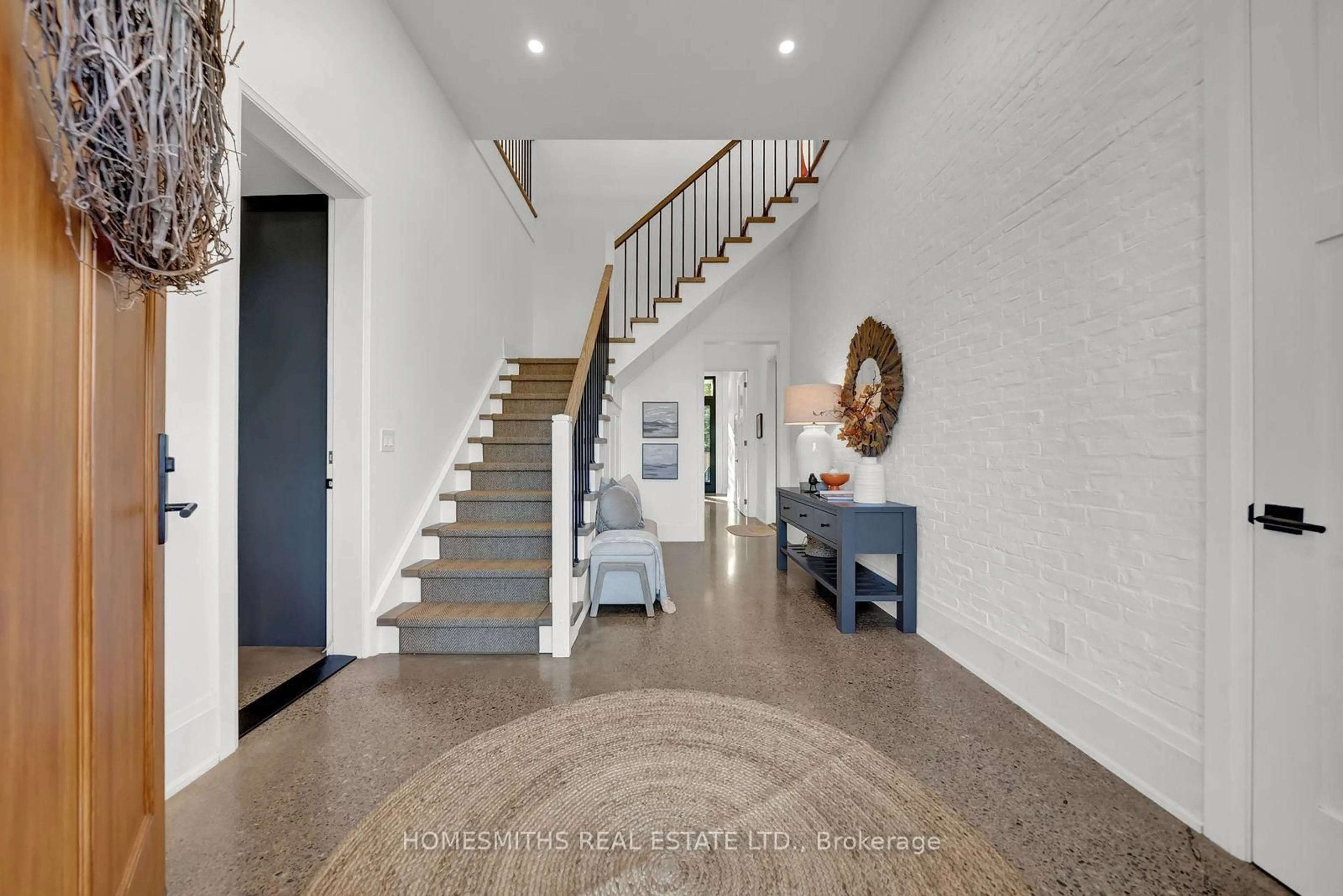 Indoor entryway for 288 Beaver St, Clarington Ontario L1B 1C3