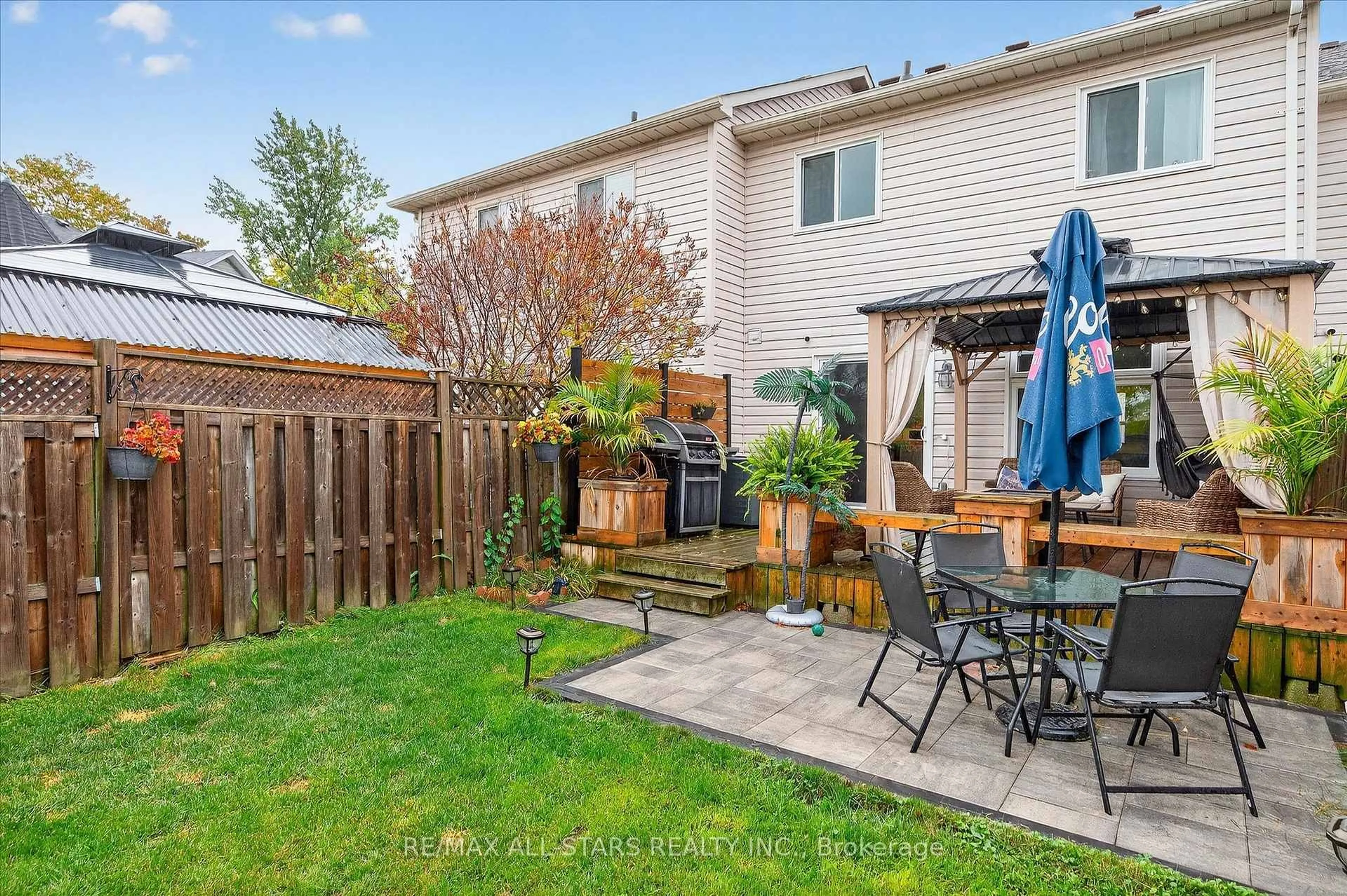 Patio, street for 54 Ivory Crt, Clarington Ontario L1C 5C1