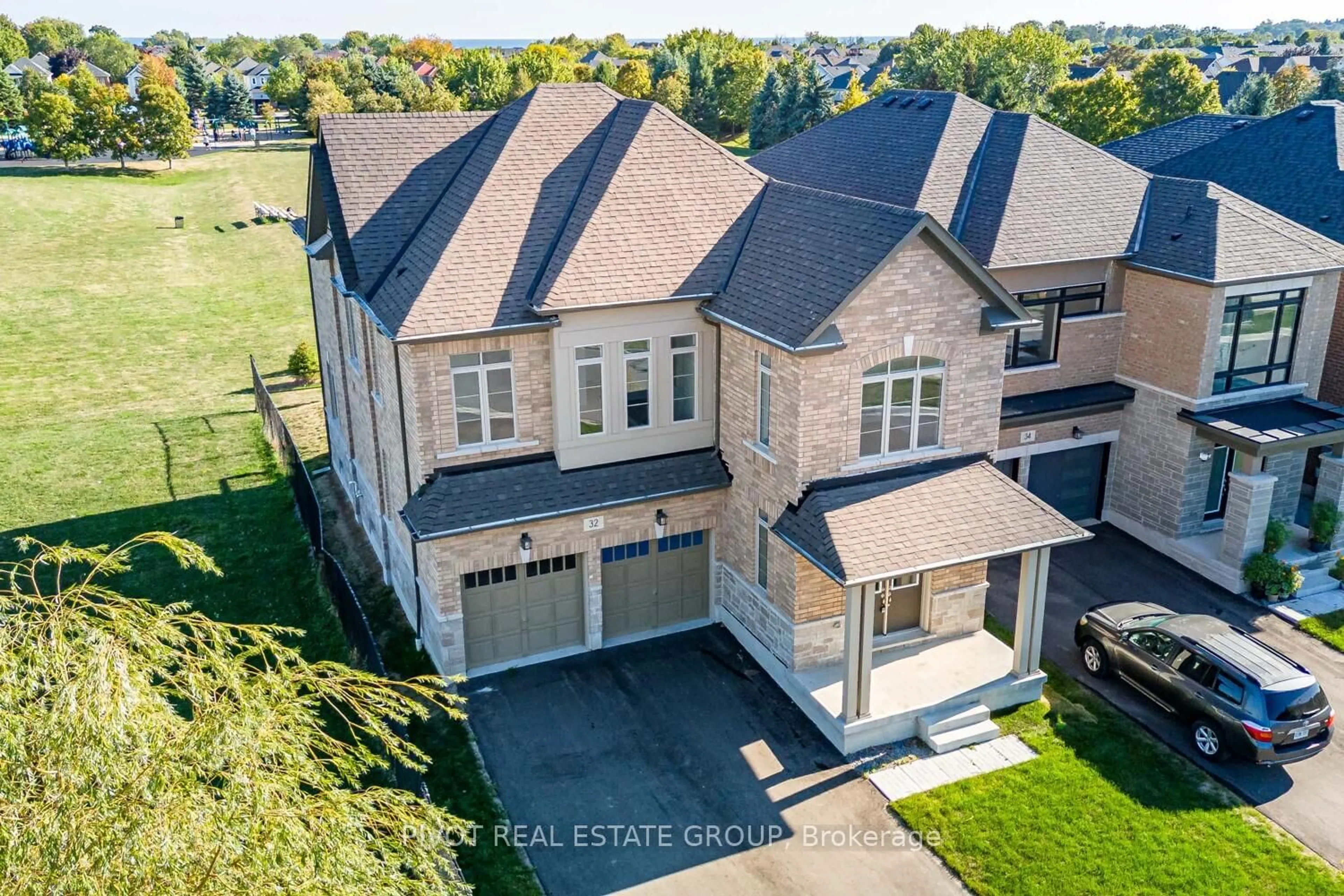 A pic from outside/outdoor area/front of a property/back of a property/a pic from drone, street for 32 Waterfront Cres, Whitby Ontario L1N 0M9