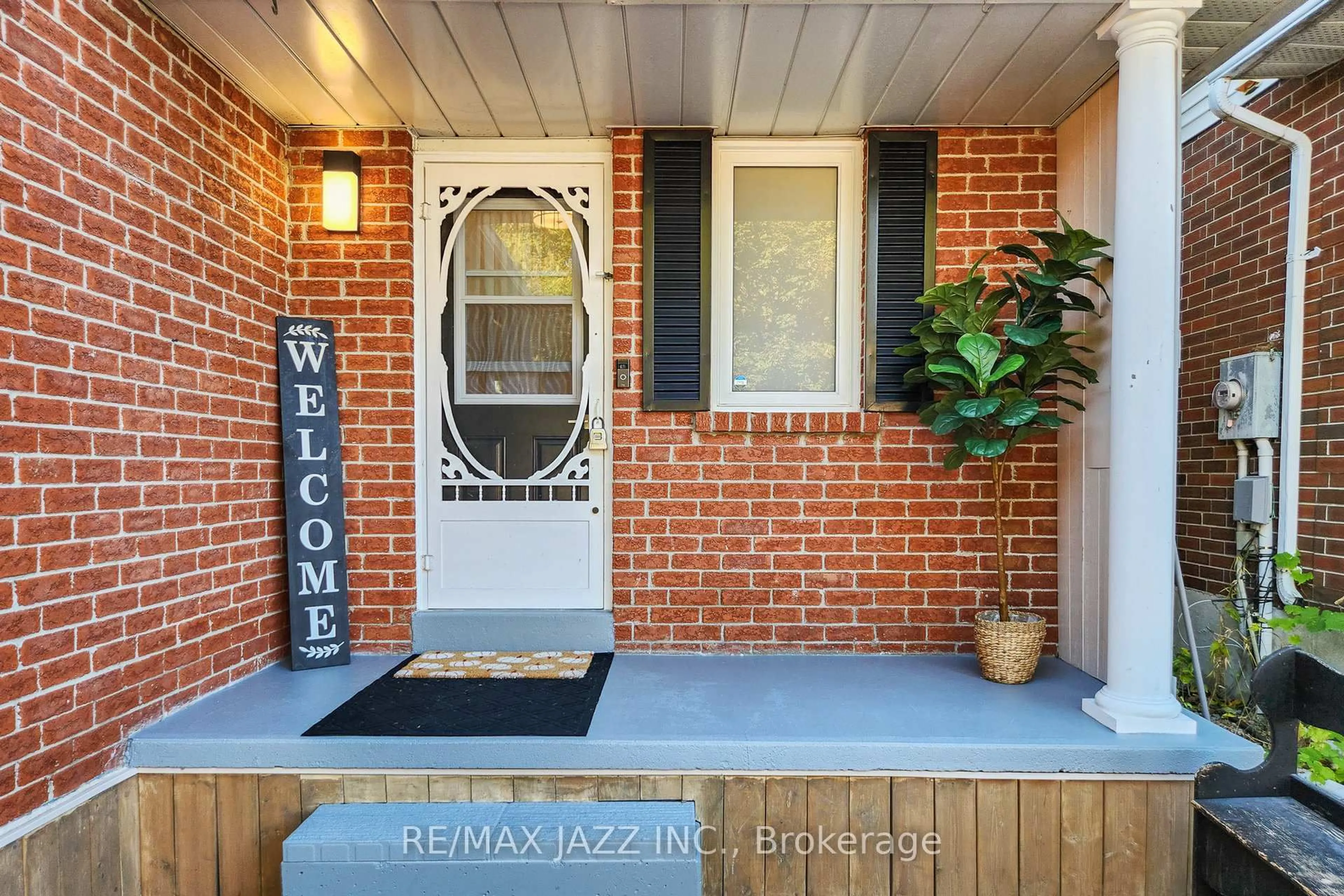 Indoor entryway for 98 Penfound Dr, Clarington Ontario L1C 4B8