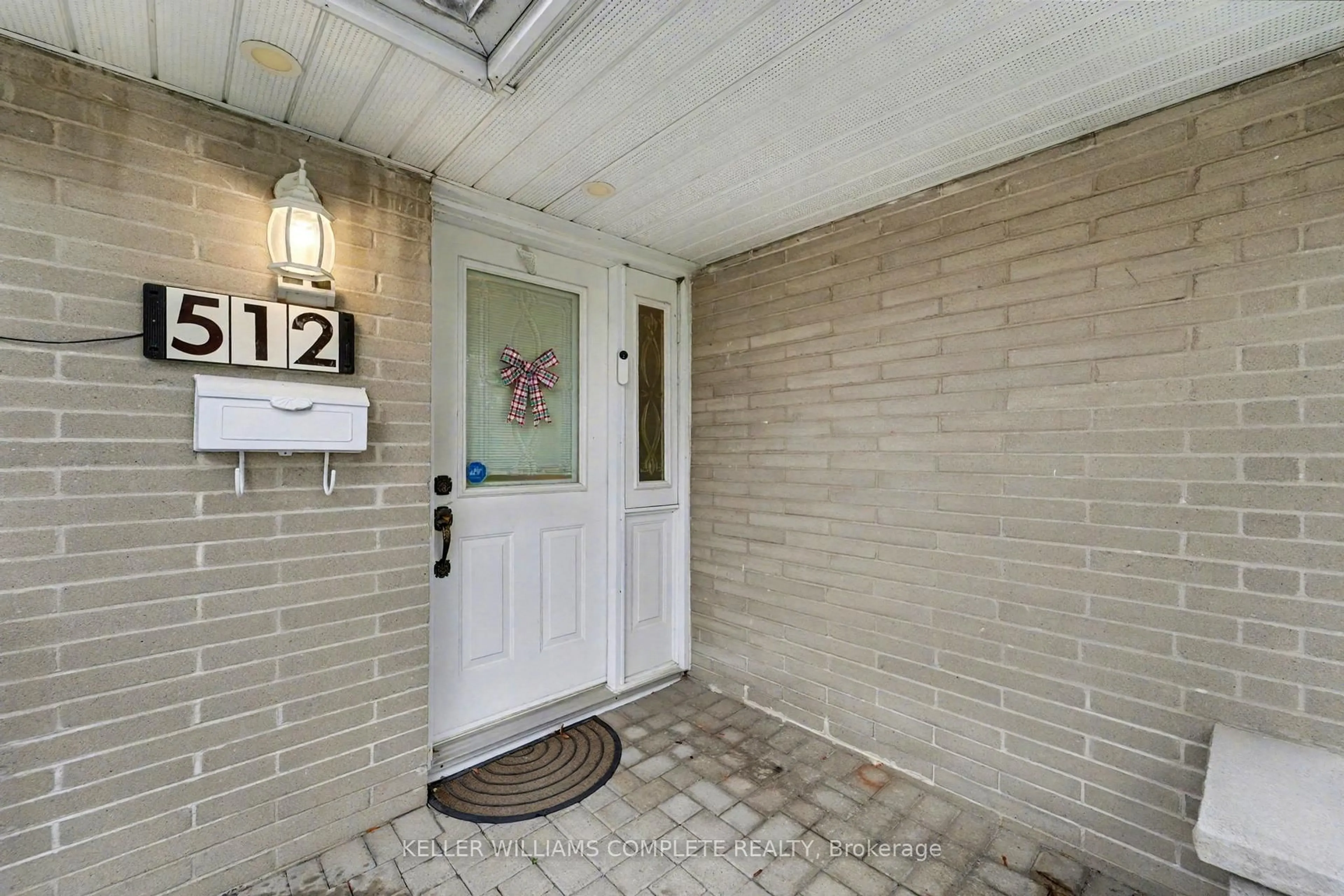 Indoor entryway for 512 FINUCANE St, Oshawa Ontario L1J 5L3