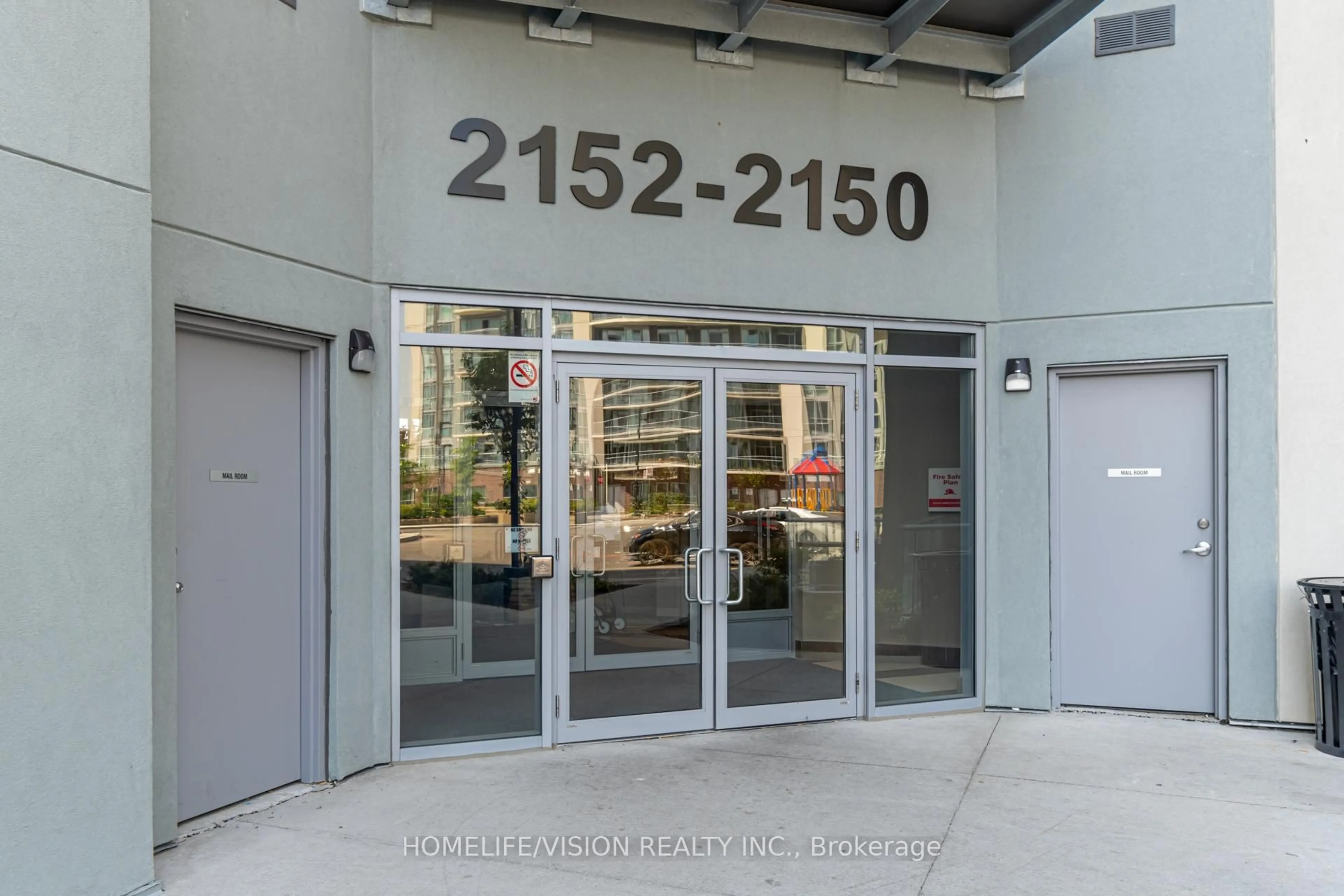Indoor foyer for 2152 Lawrence Ave #903, Toronto Ontario M1R 3A7