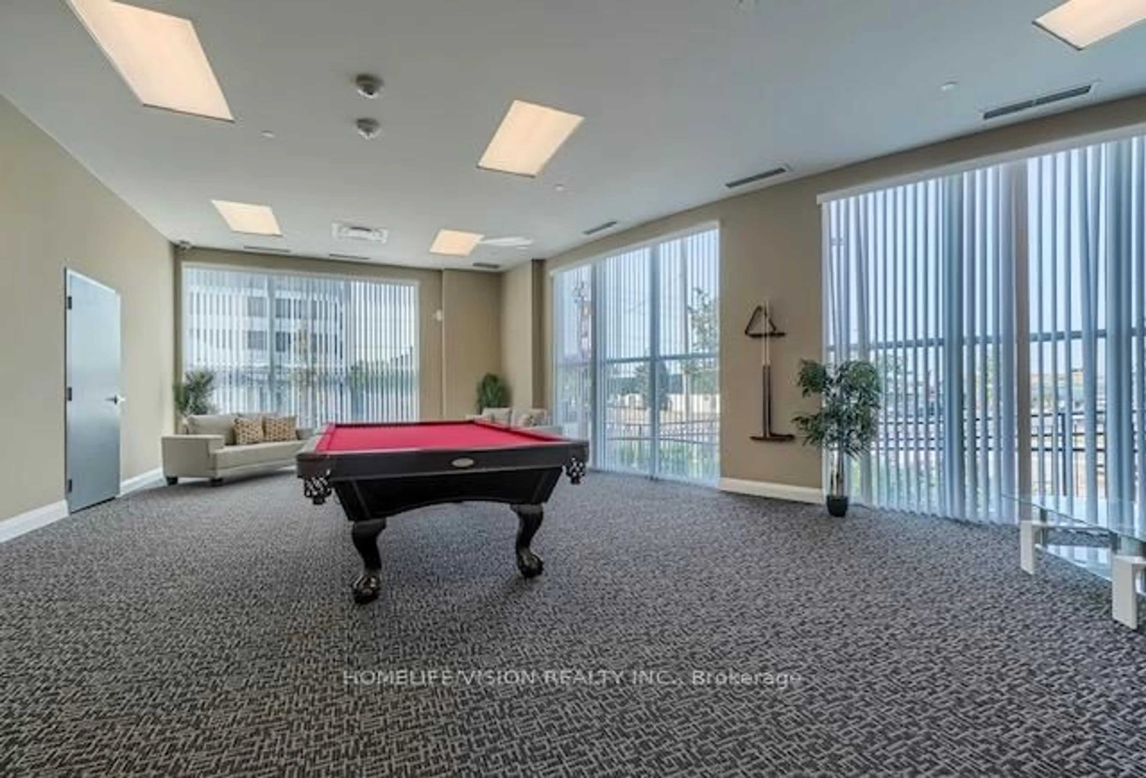 Indoor foyer for 2152 Lawrence Ave #903, Toronto Ontario M1R 3A7