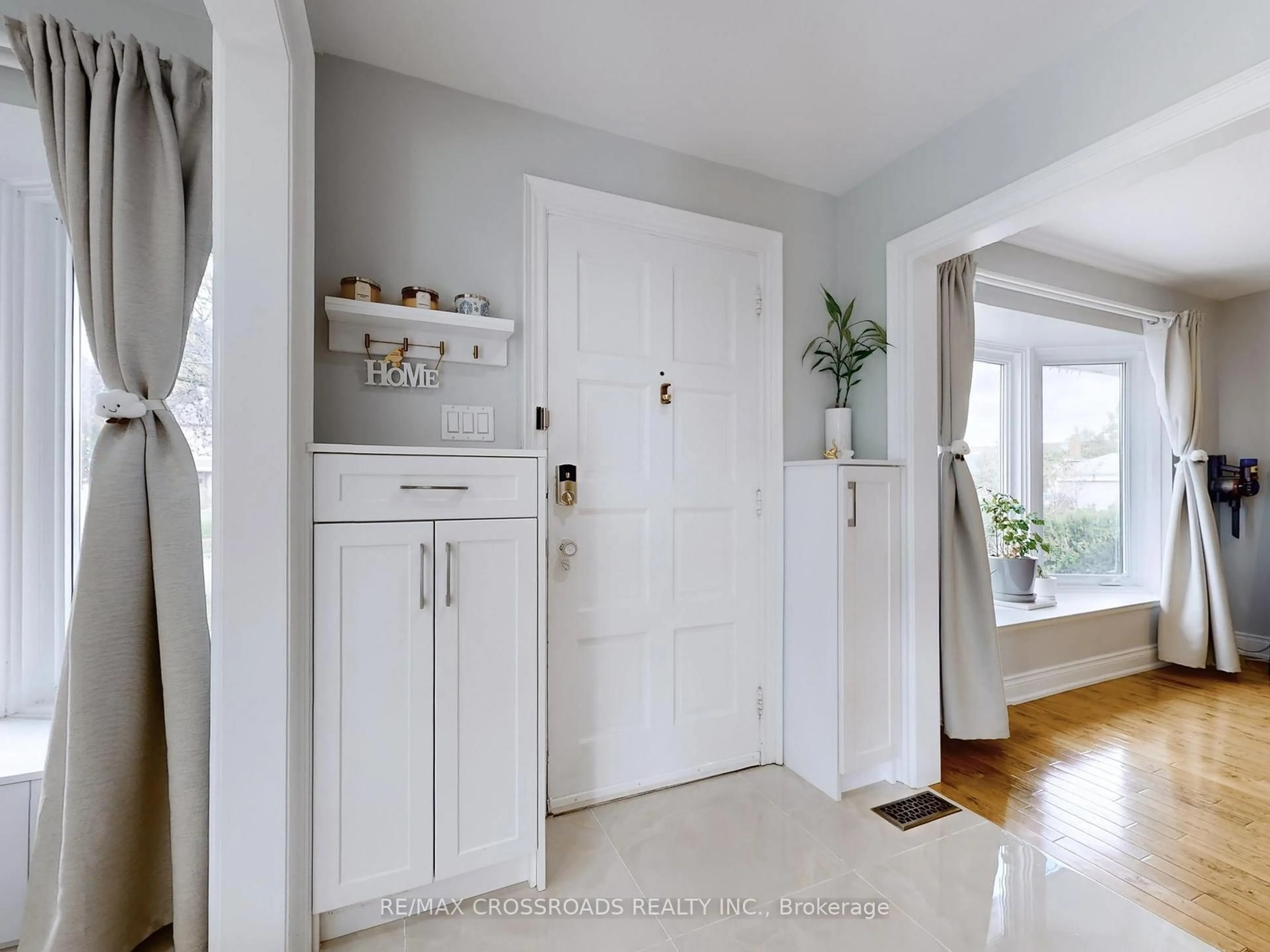 Indoor entryway for 49 King Louis Cres, Toronto Ontario M1T 2X1