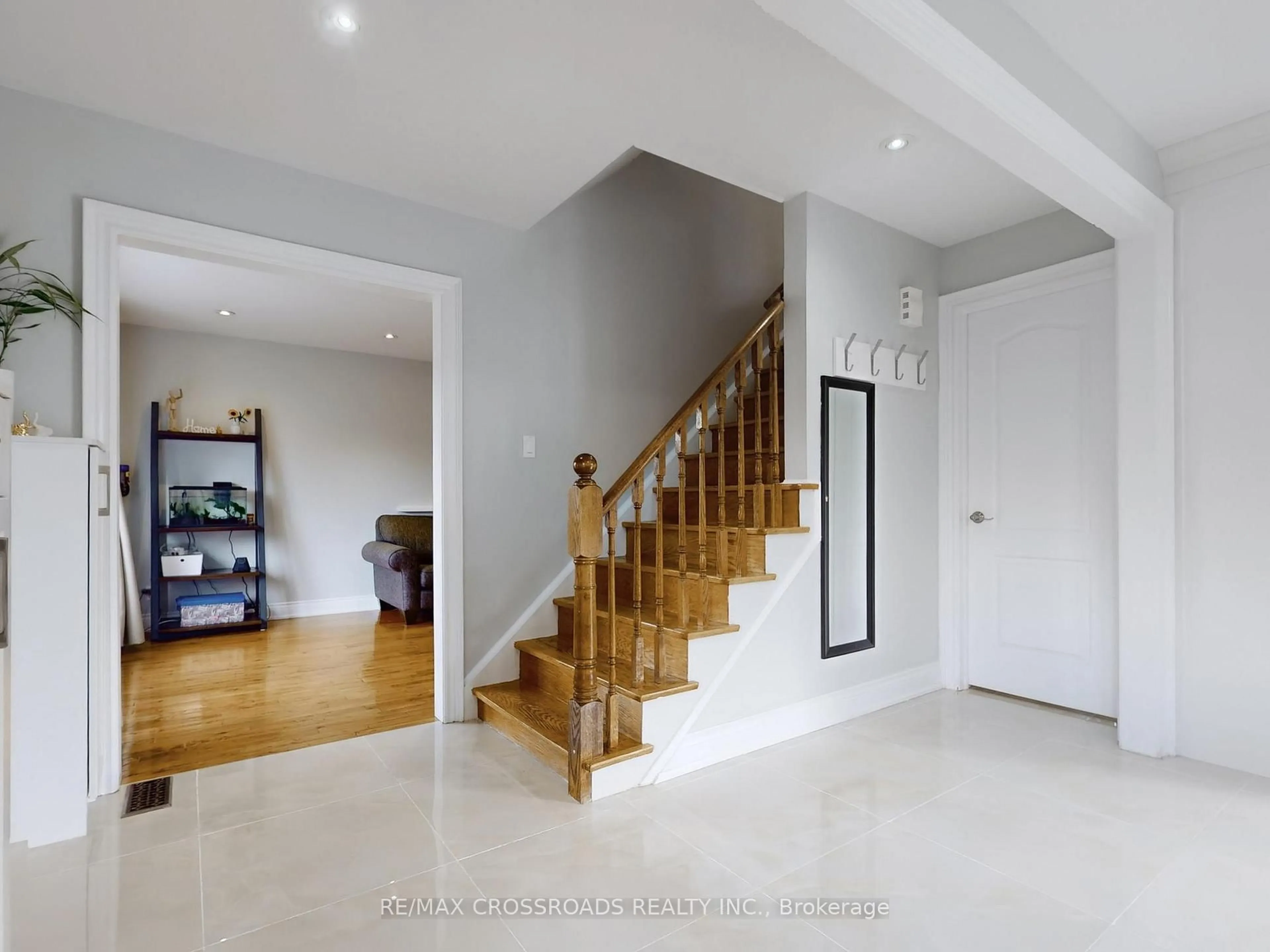 Indoor foyer for 49 King Louis Cres, Toronto Ontario M1T 2X1