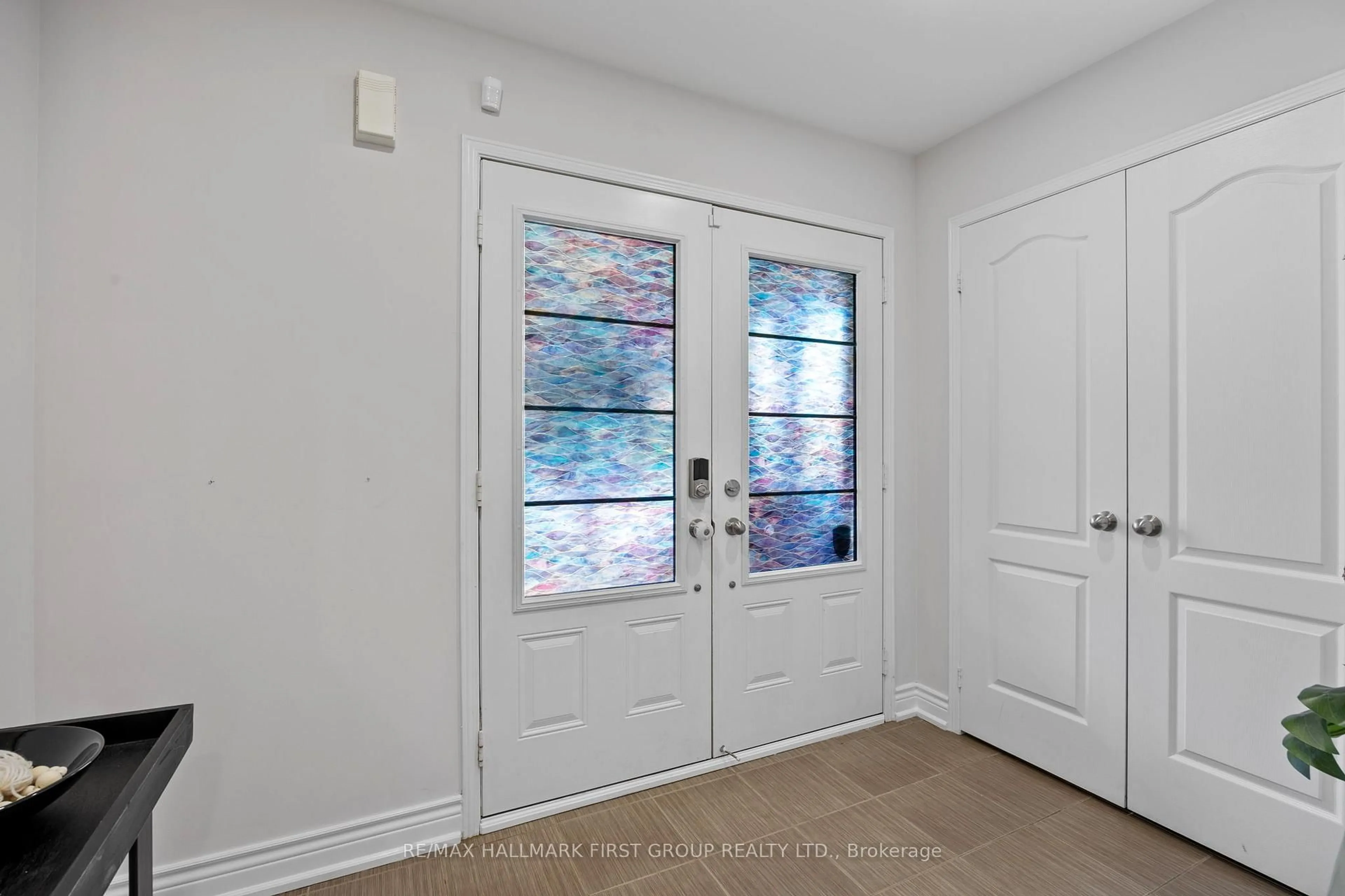 Indoor entryway for 173 Windfields Farm Dr, Oshawa Ontario L1L 0K2