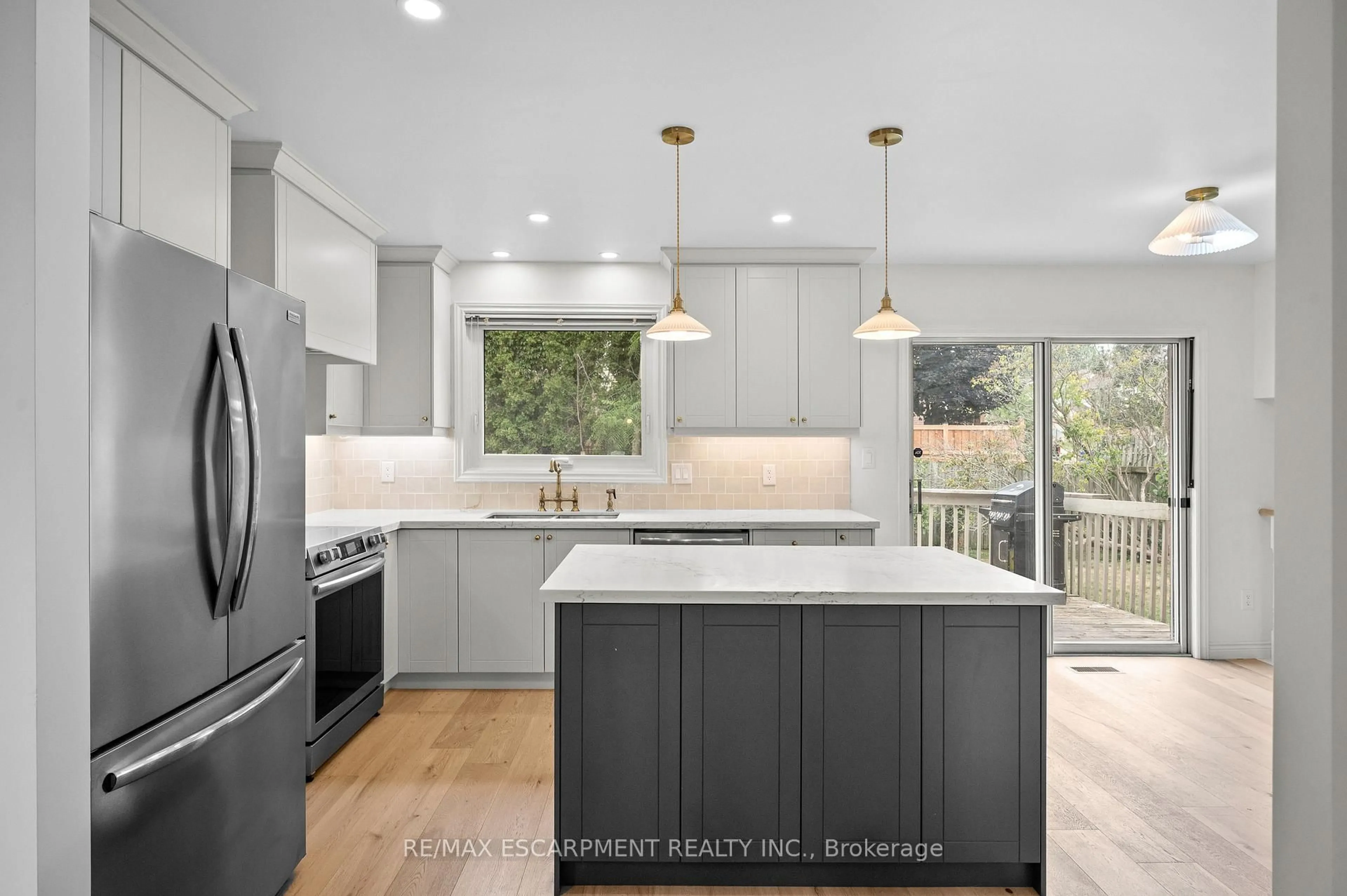 Contemporary kitchen, ceramic/tile floor for 31 Inglewood Pl, Whitby Ontario L1N 8Z9