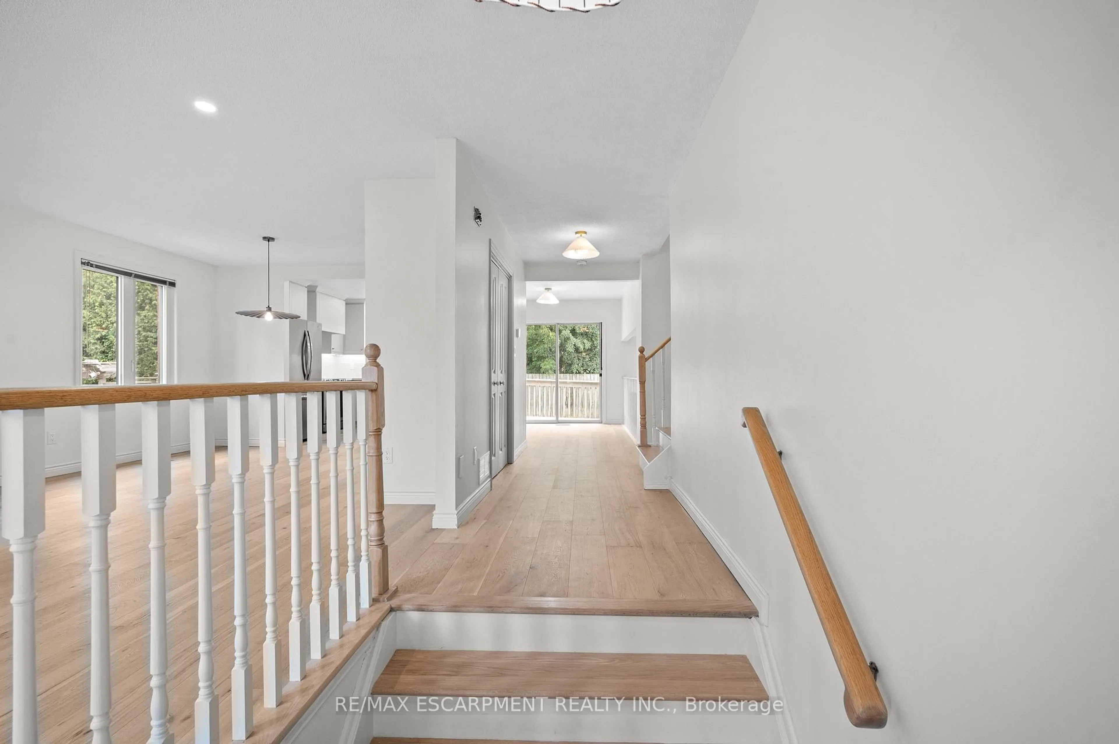 Indoor foyer for 31 Inglewood Pl, Whitby Ontario L1N 8Z9