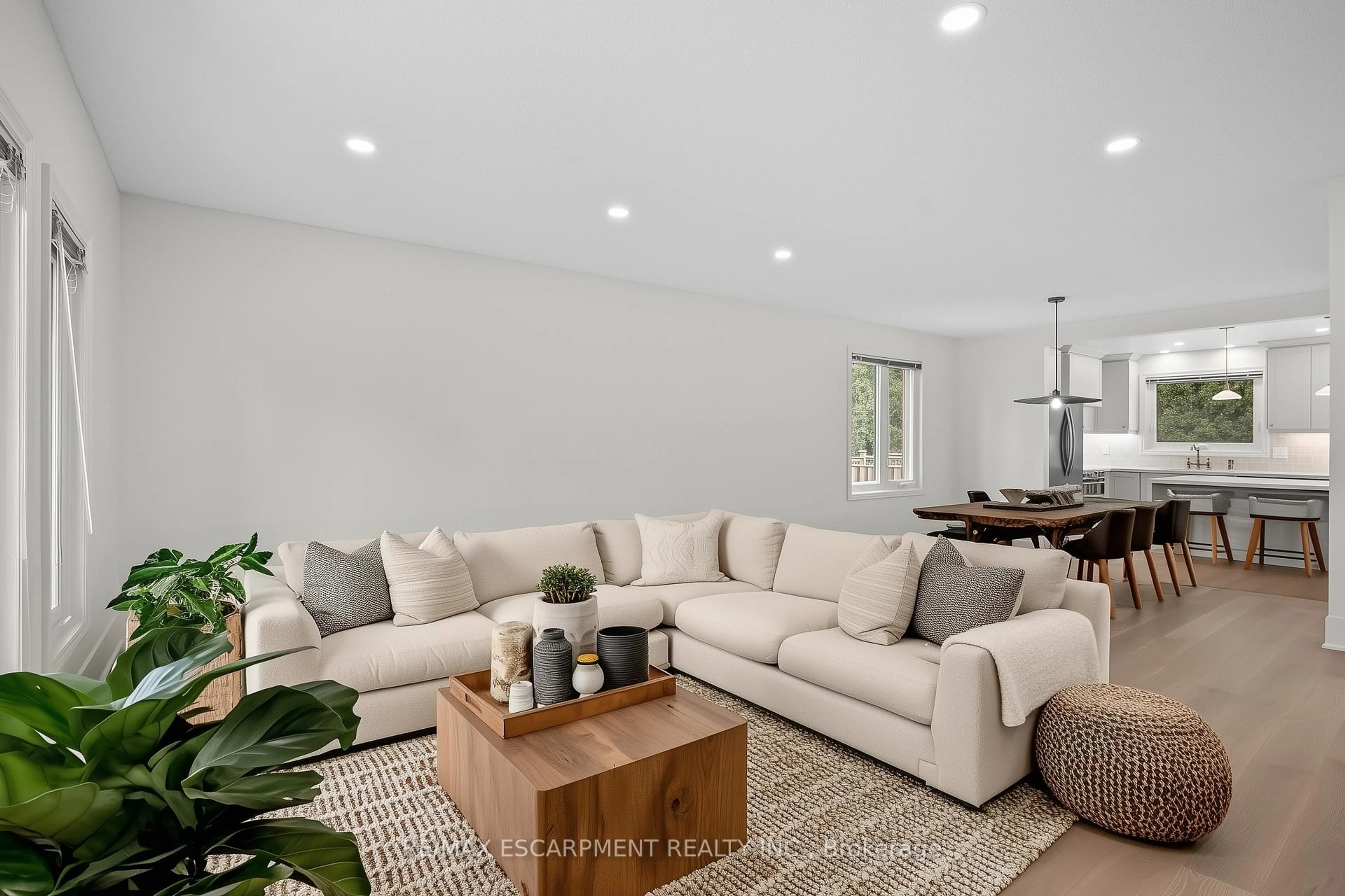 Living room with furniture, unknown for 31 Inglewood Pl, Whitby Ontario L1N 8Z9