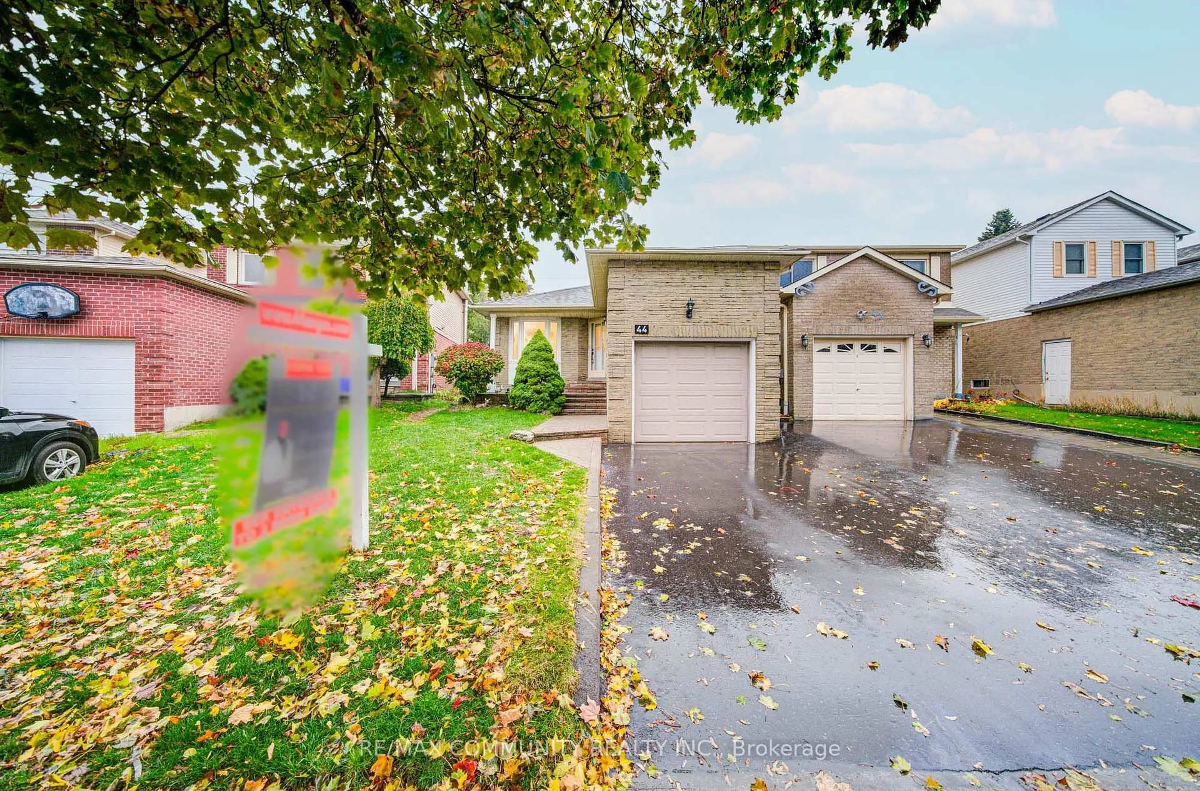 A pic from outside/outdoor area/front of a property/back of a property/a pic from drone, street for 44 Angus Dr, Ajax Ontario L1S 5C3