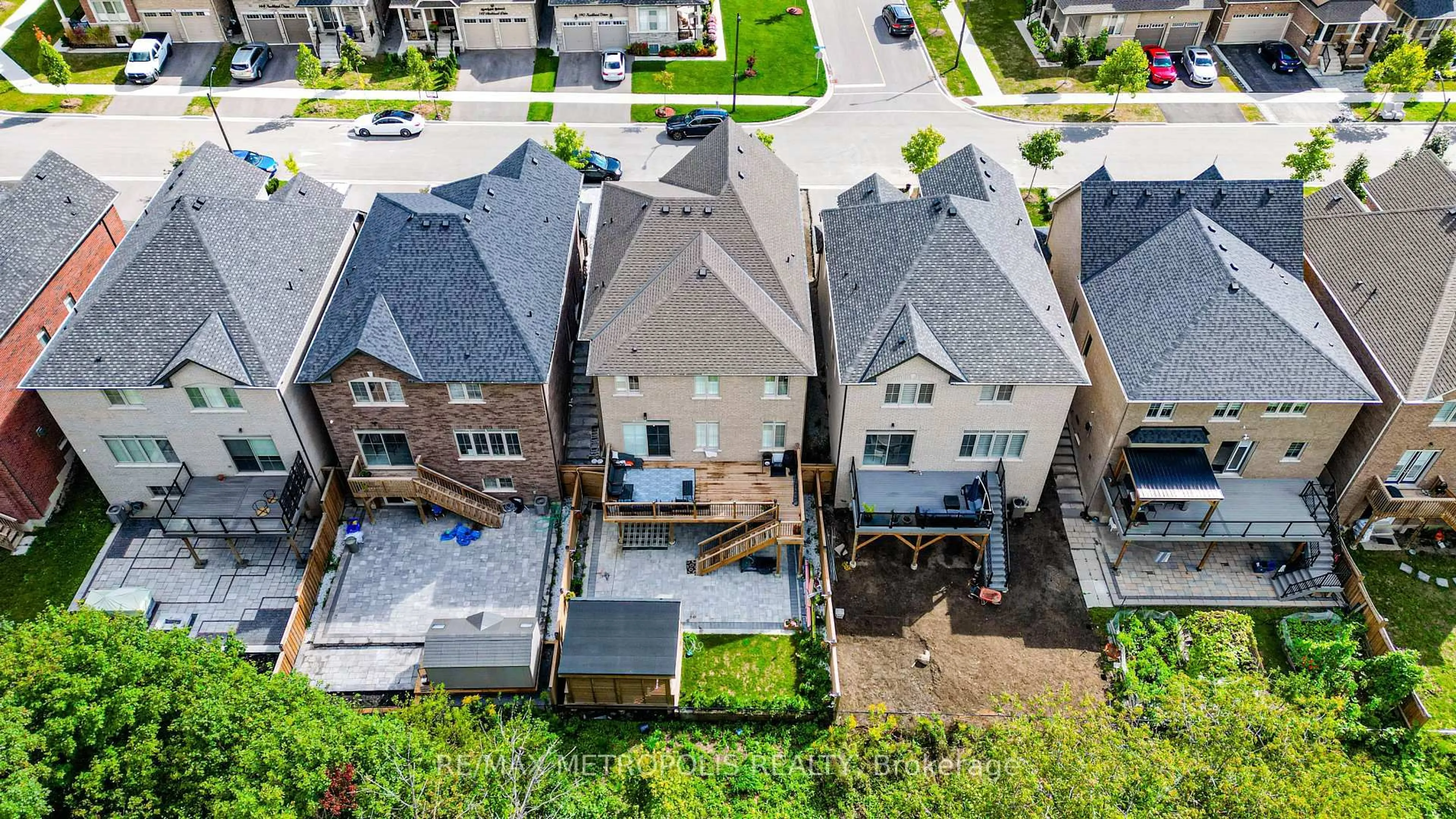 A pic from outside/outdoor area/front of a property/back of a property/a pic from drone, street for 141 AUCKLAND Dr, Whitby Ontario L1P 0J2