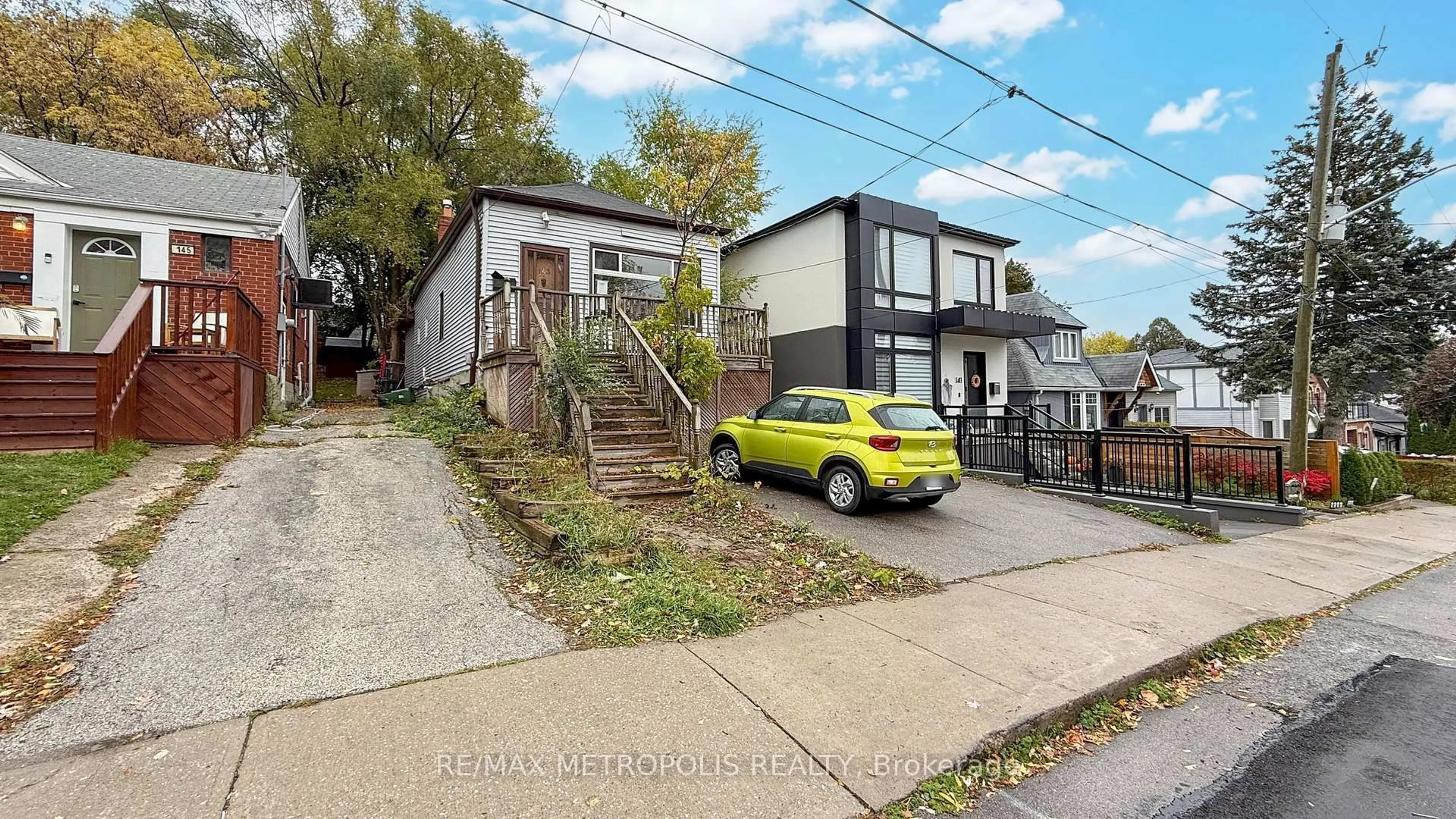 A pic from outside/outdoor area/front of a property/back of a property/a pic from drone, street for 143 Kalmar Ave, Toronto Ontario M1N 3G6