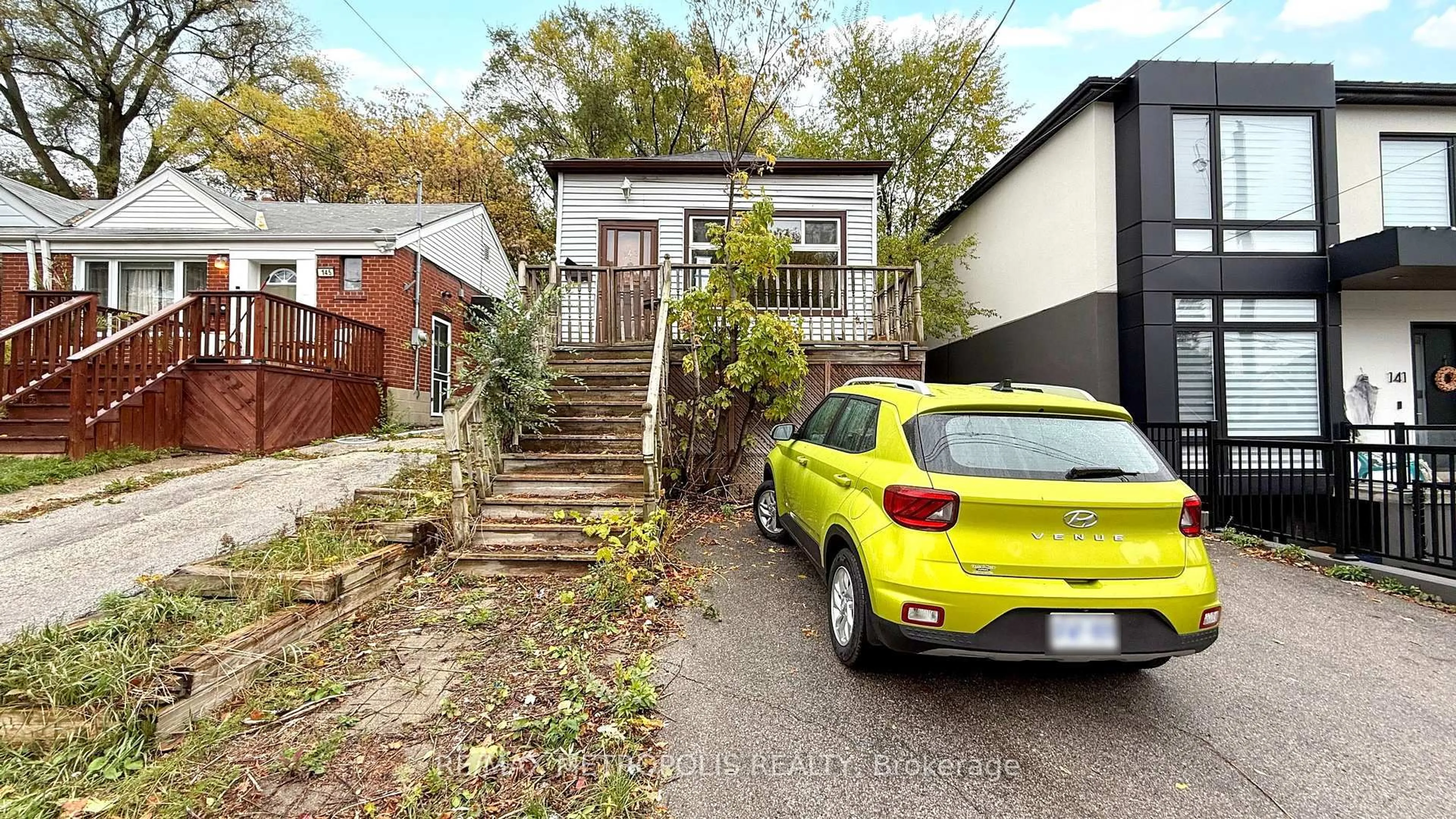 A pic from outside/outdoor area/front of a property/back of a property/a pic from drone, street for 143 Kalmar Ave, Toronto Ontario M1N 3G6