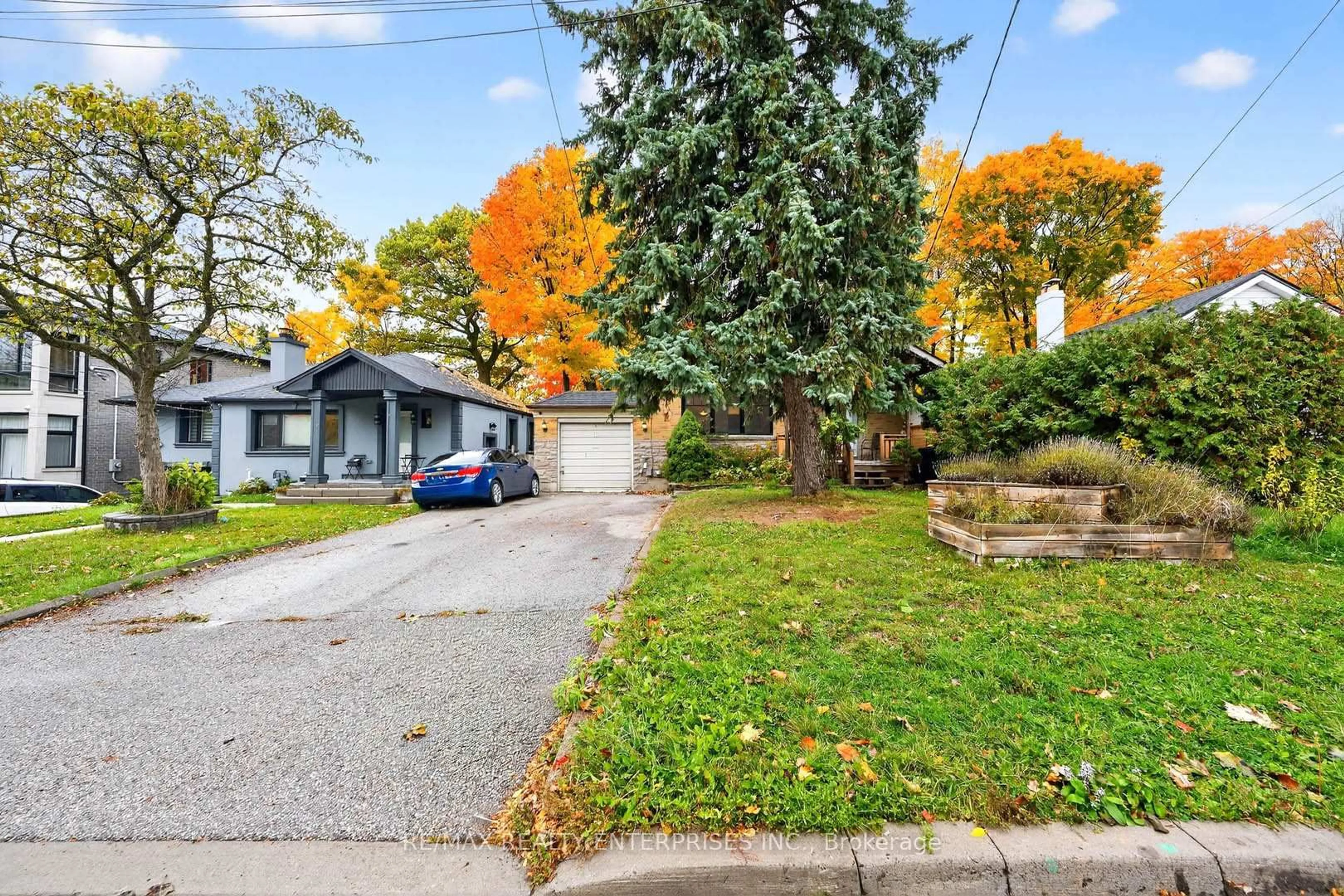 A pic from outside/outdoor area/front of a property/back of a property/a pic from drone, street for 10 Colonial Ave, Toronto Ontario M1M 2C2