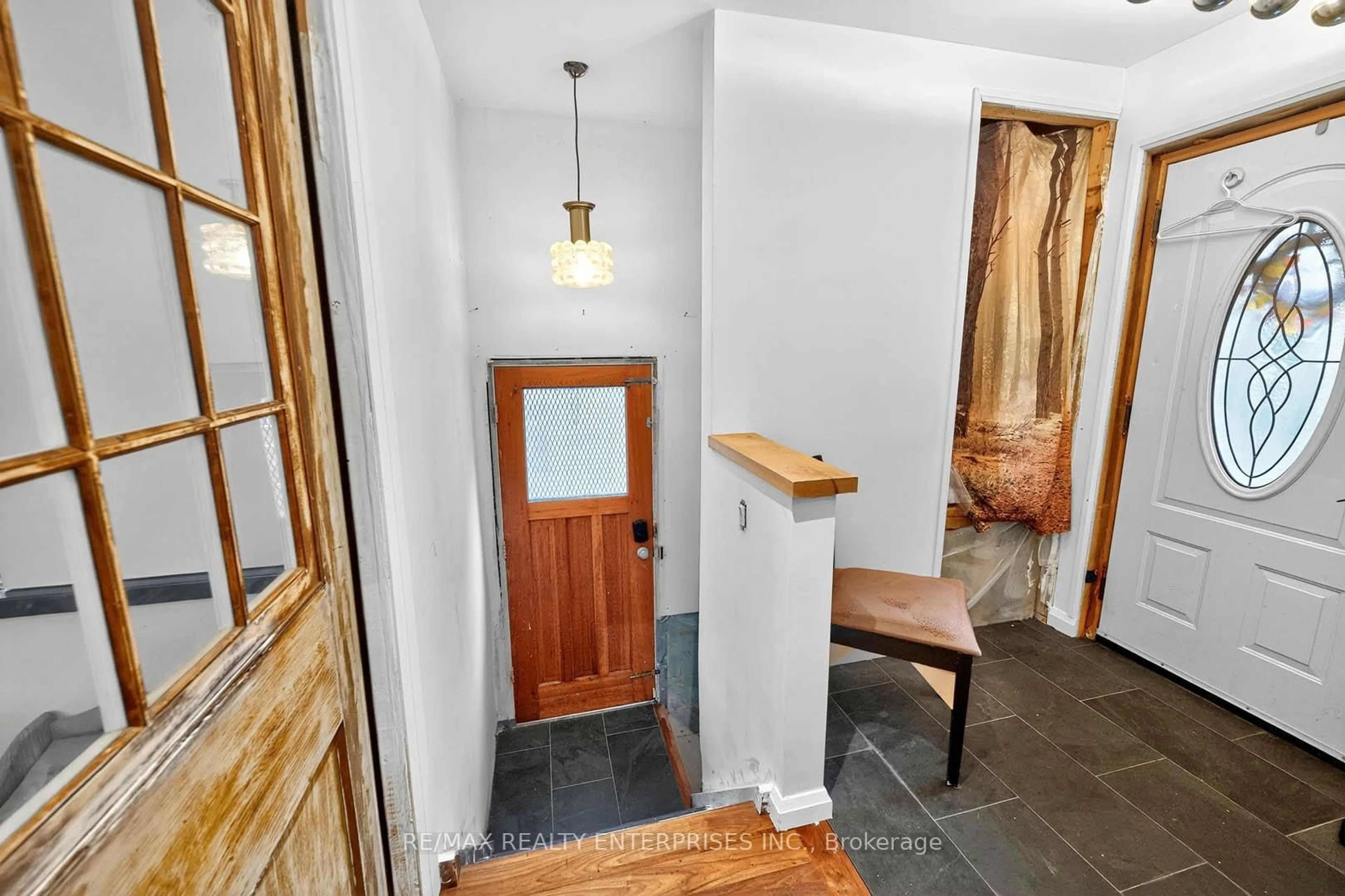 Indoor entryway for 10 Colonial Ave, Toronto Ontario M1M 2C2