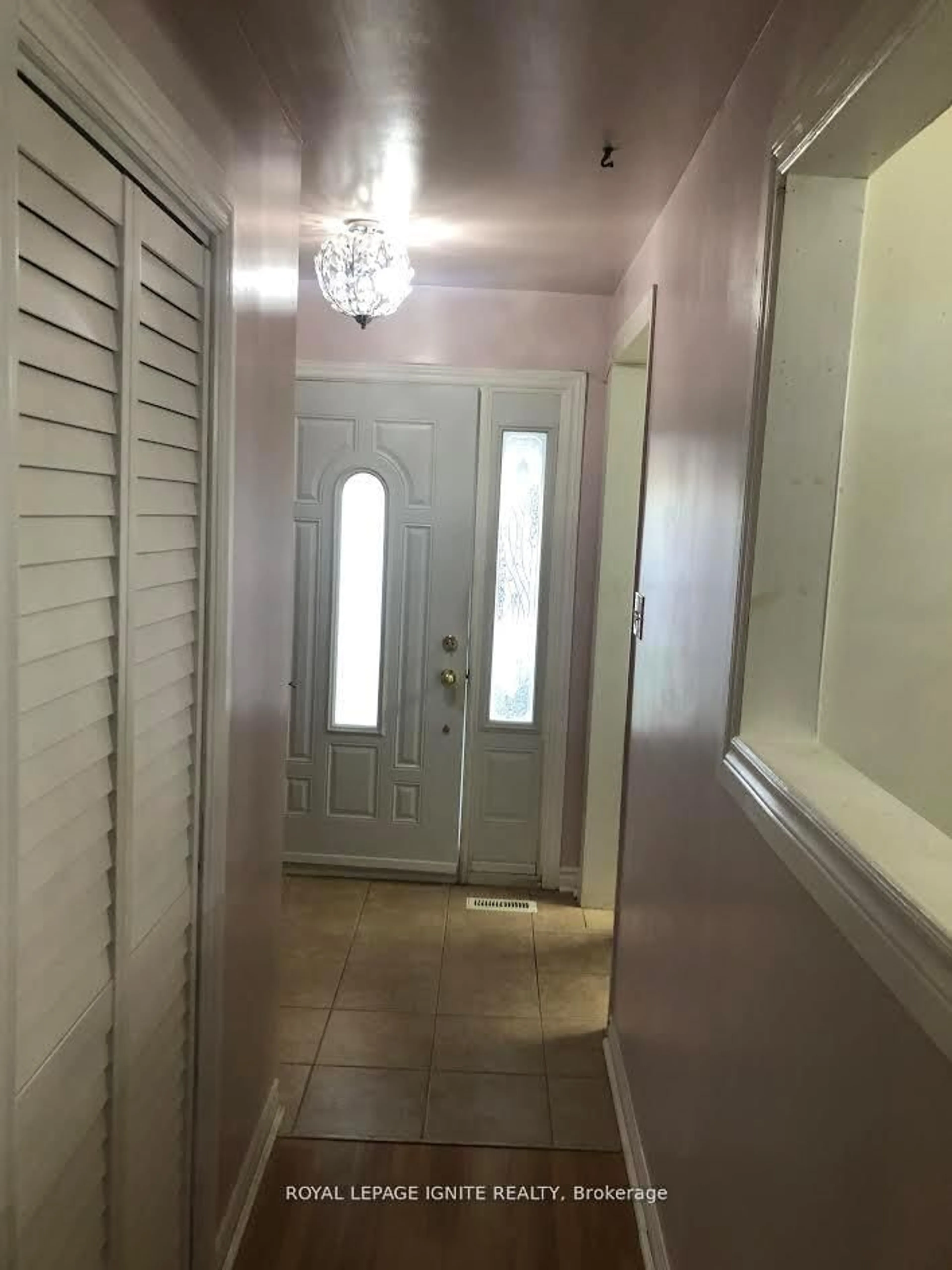 Indoor foyer for 36 Goskin Crt, Toronto Ontario M1B 1J3