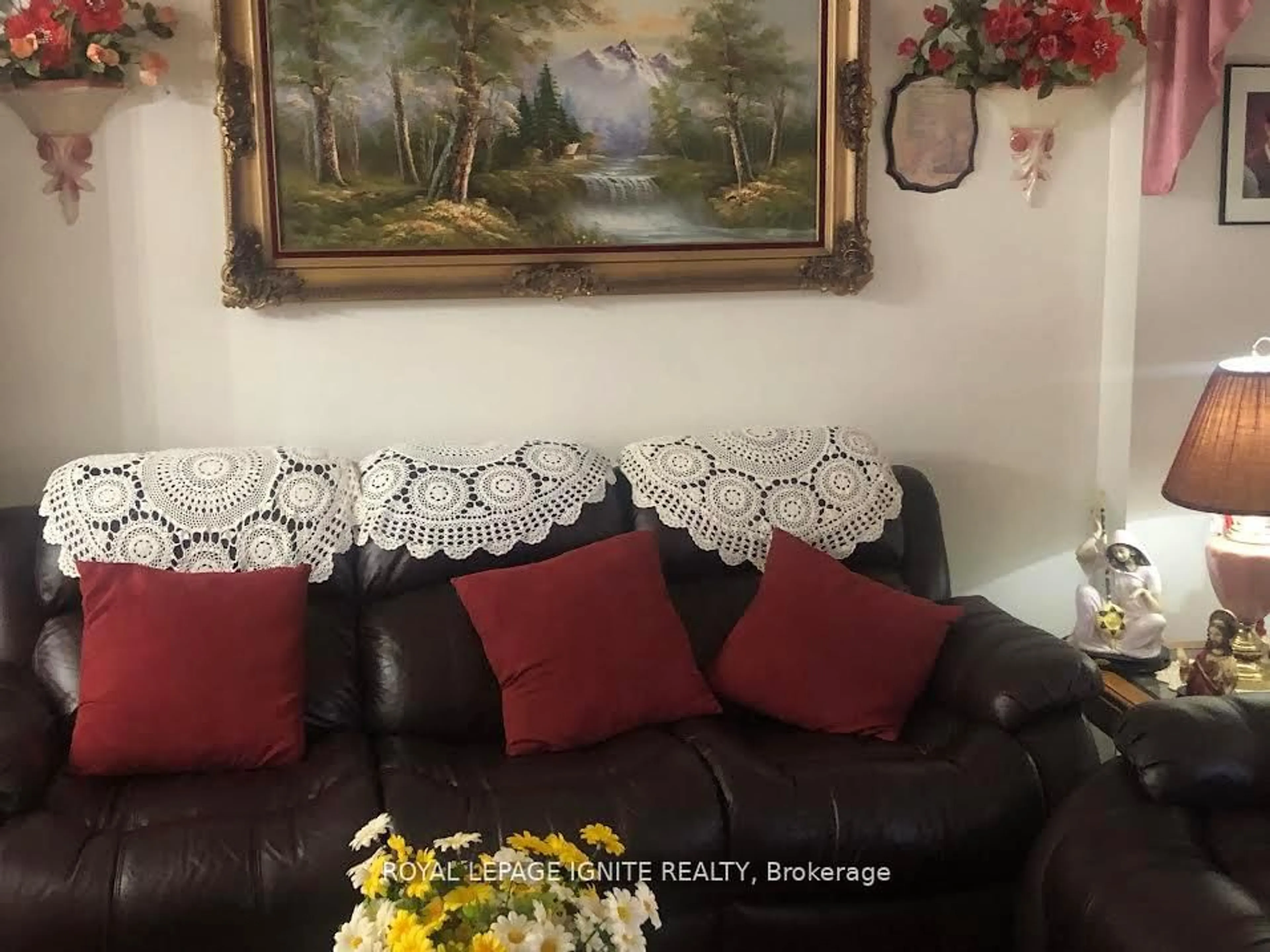 Living room with furniture, unknown for 36 Goskin Crt, Toronto Ontario M1B 1J3