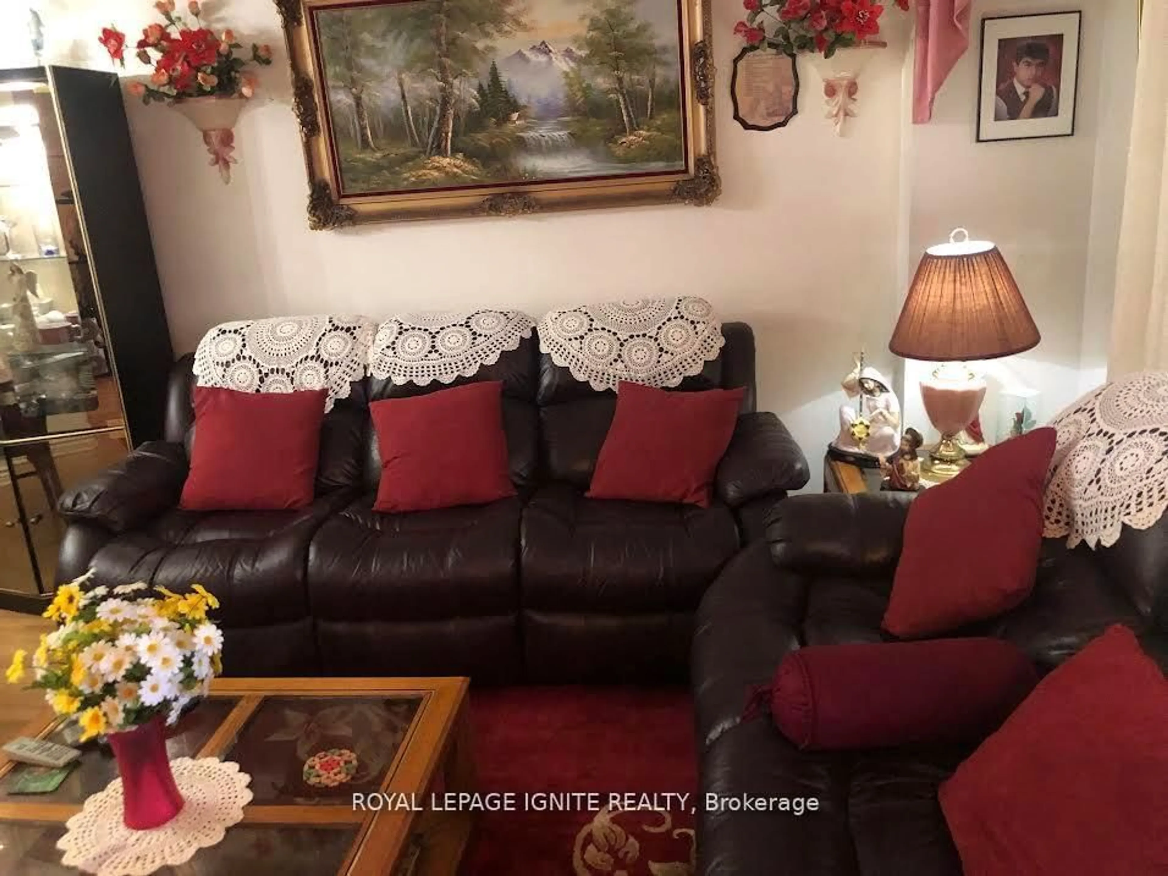 Living room with furniture, wood/laminate floor for 36 Goskin Crt, Toronto Ontario M1B 1J3