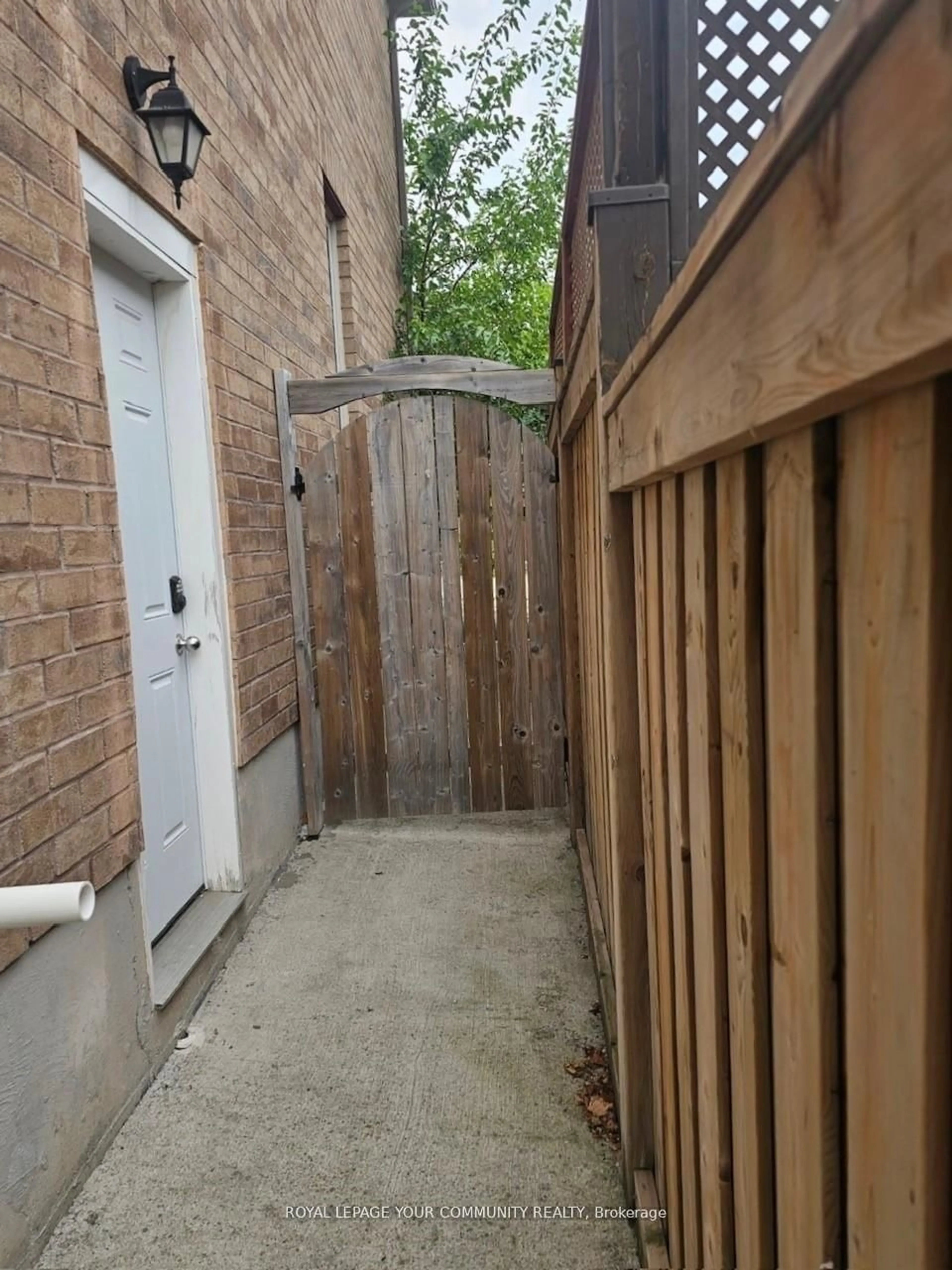 Patio, street for 186 cosgrove Dr, Oshawa Ontario L1L 0K5
