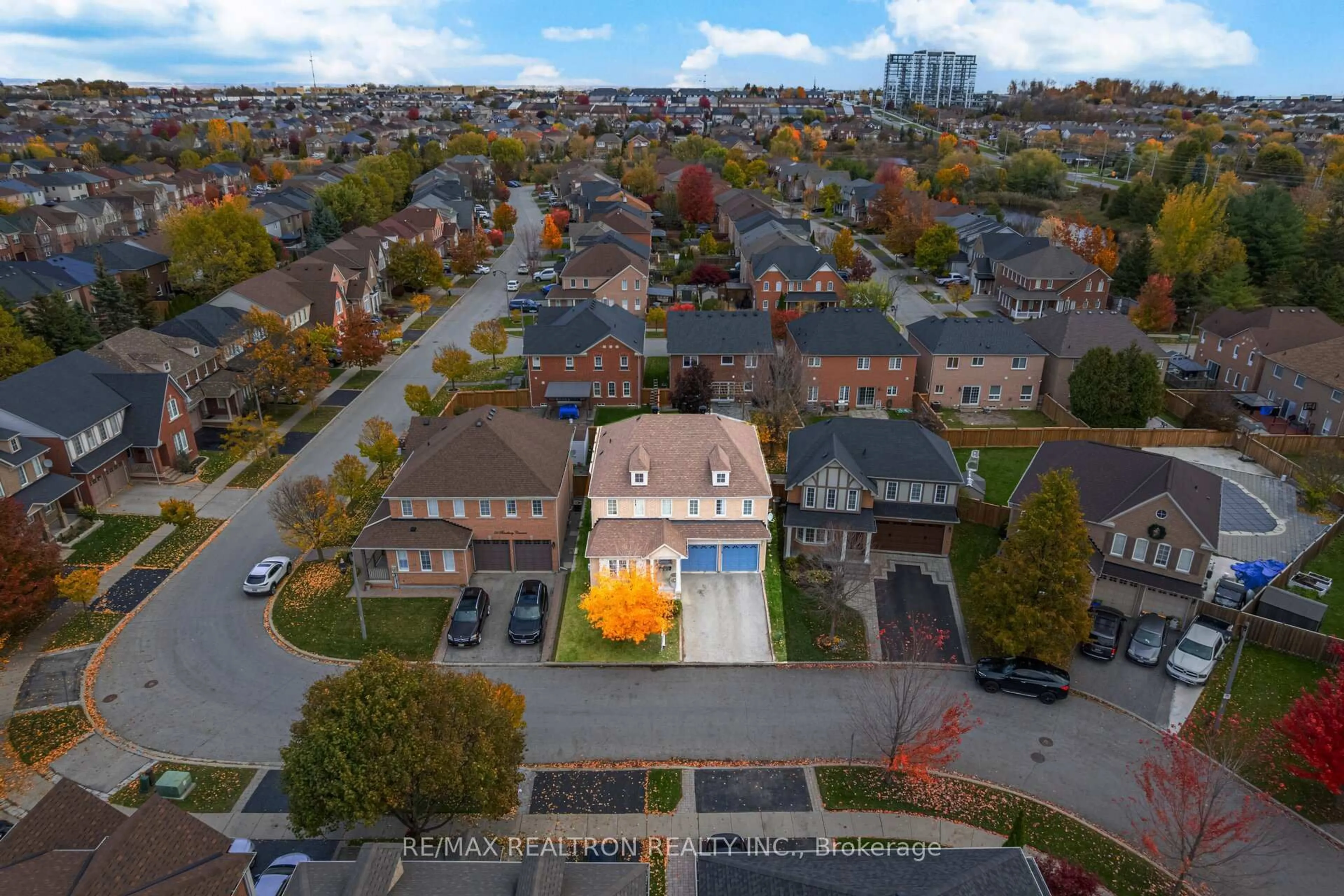A pic from outside/outdoor area/front of a property/back of a property/a pic from drone, street for 58 Bradbury Cres, Ajax Ontario L1T 4G5