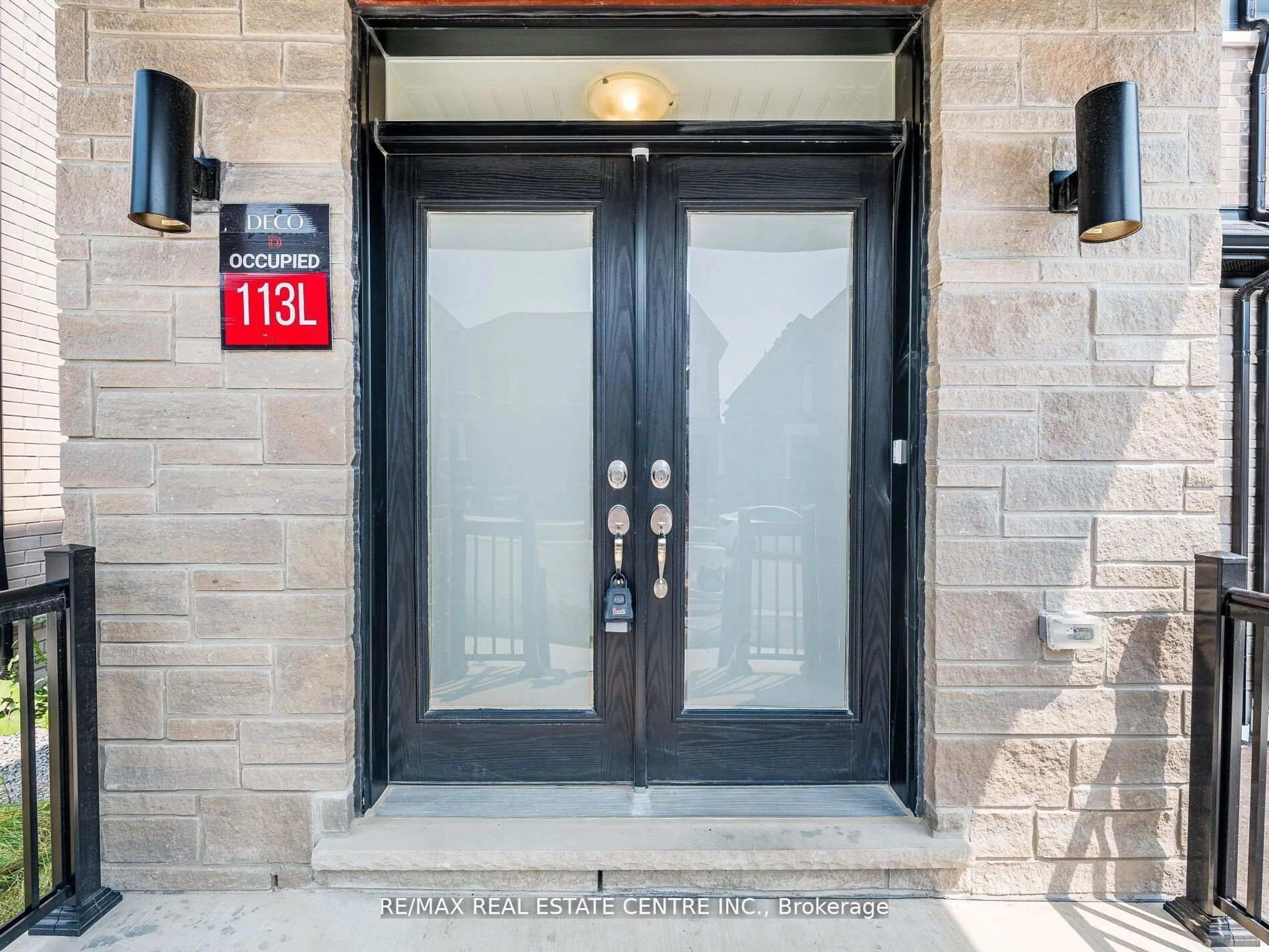 Indoor entryway for 2921 Nakina St, Pickering Ontario L1X 0P8