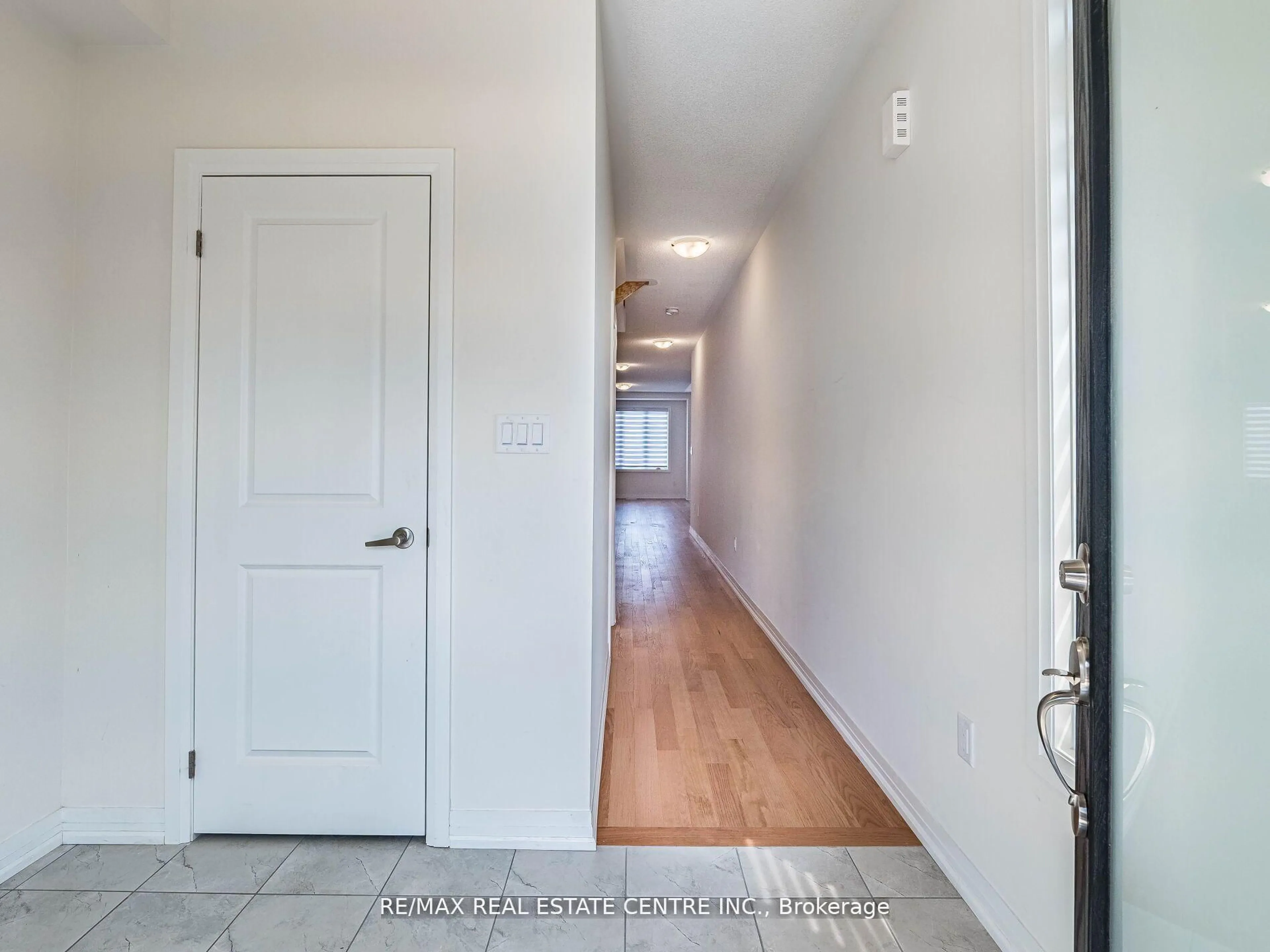 Indoor entryway for 2921 Nakina St, Pickering Ontario L1X 0P8