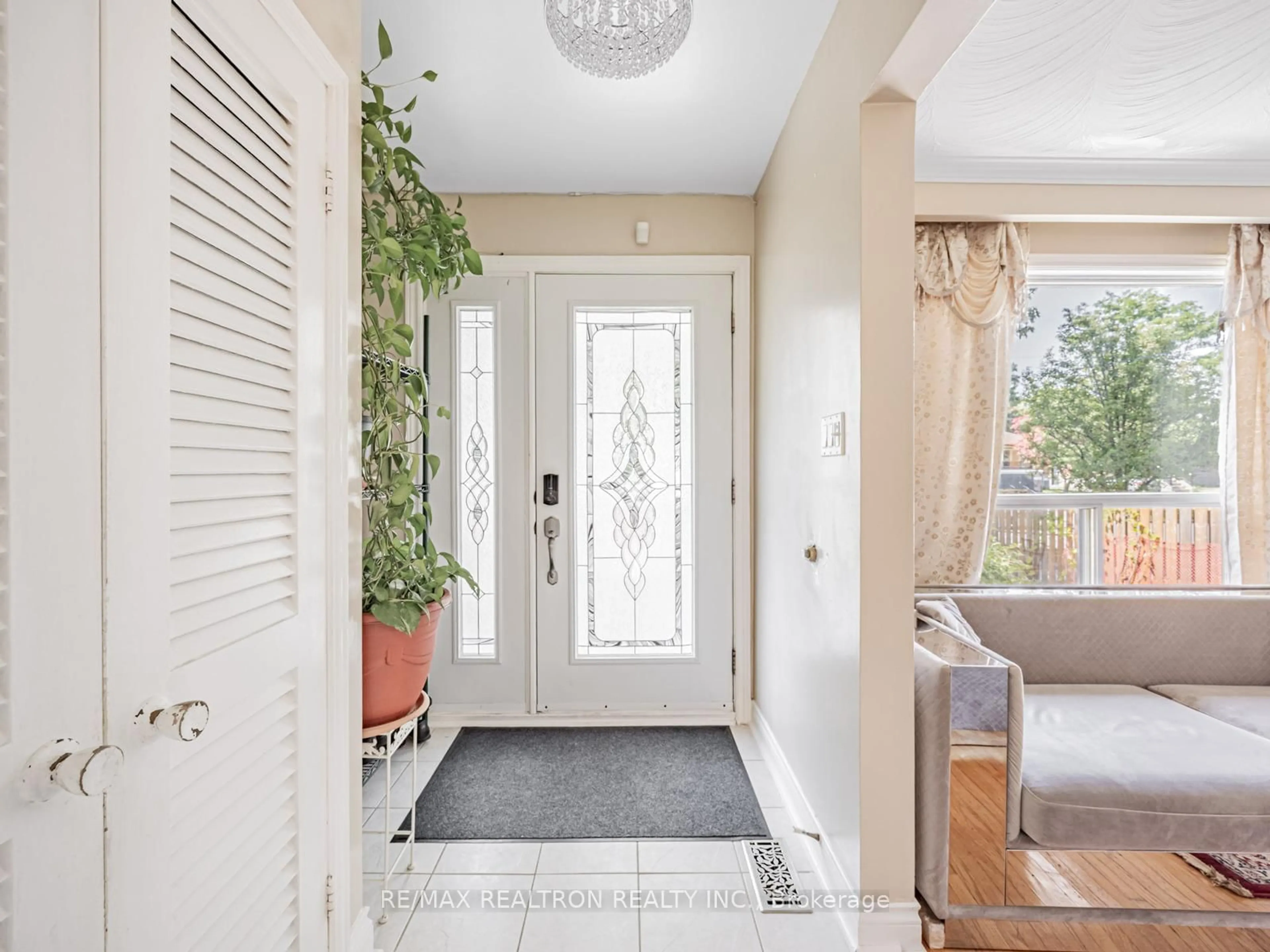 Indoor entryway for 25 Chandler Dr, Toronto Ontario M1G 1Z1