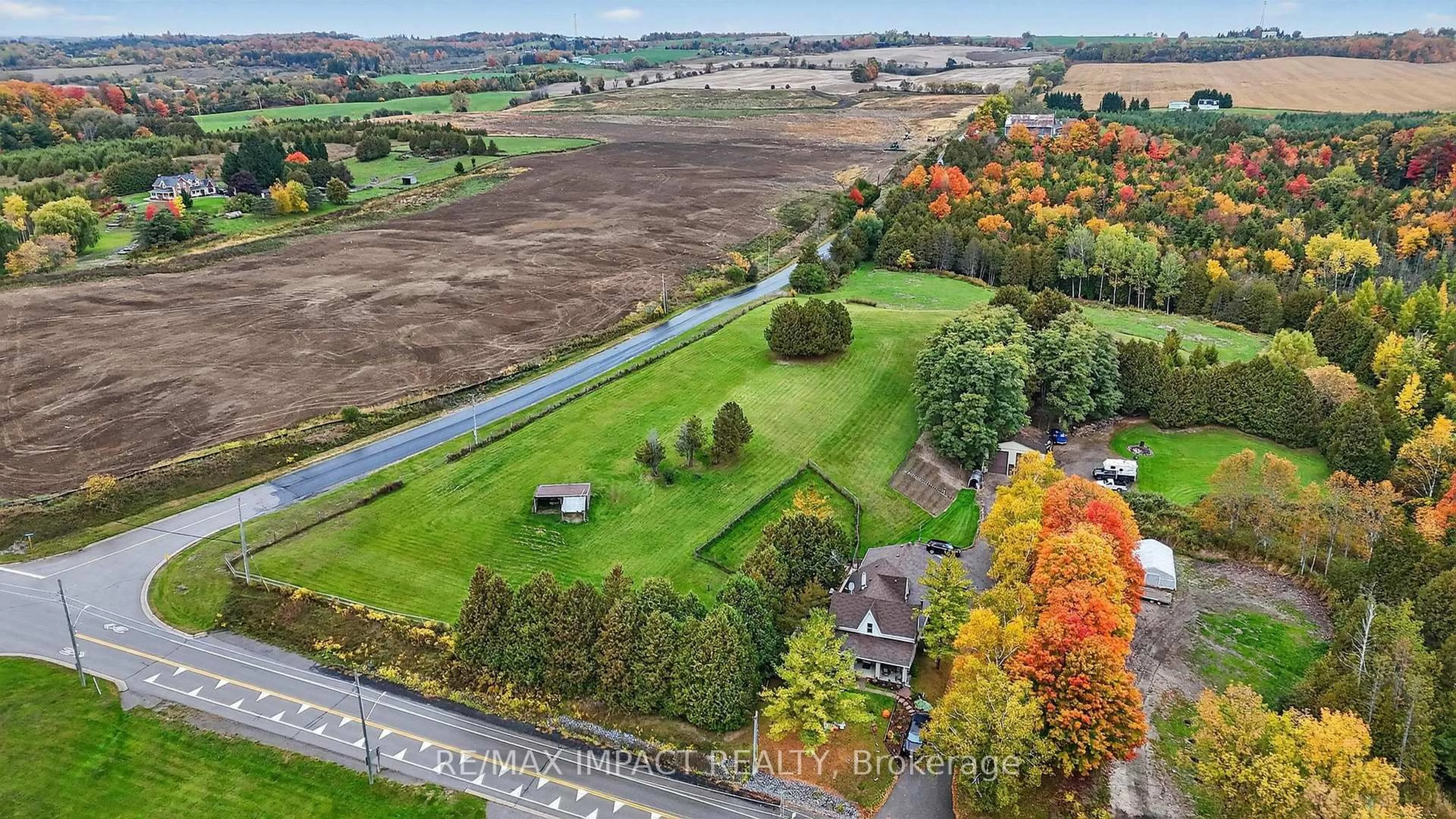 A pic from outside/outdoor area/front of a property/back of a property/a pic from drone, unknown for 272 Raglan Rd, Oshawa Ontario L1H 0N3