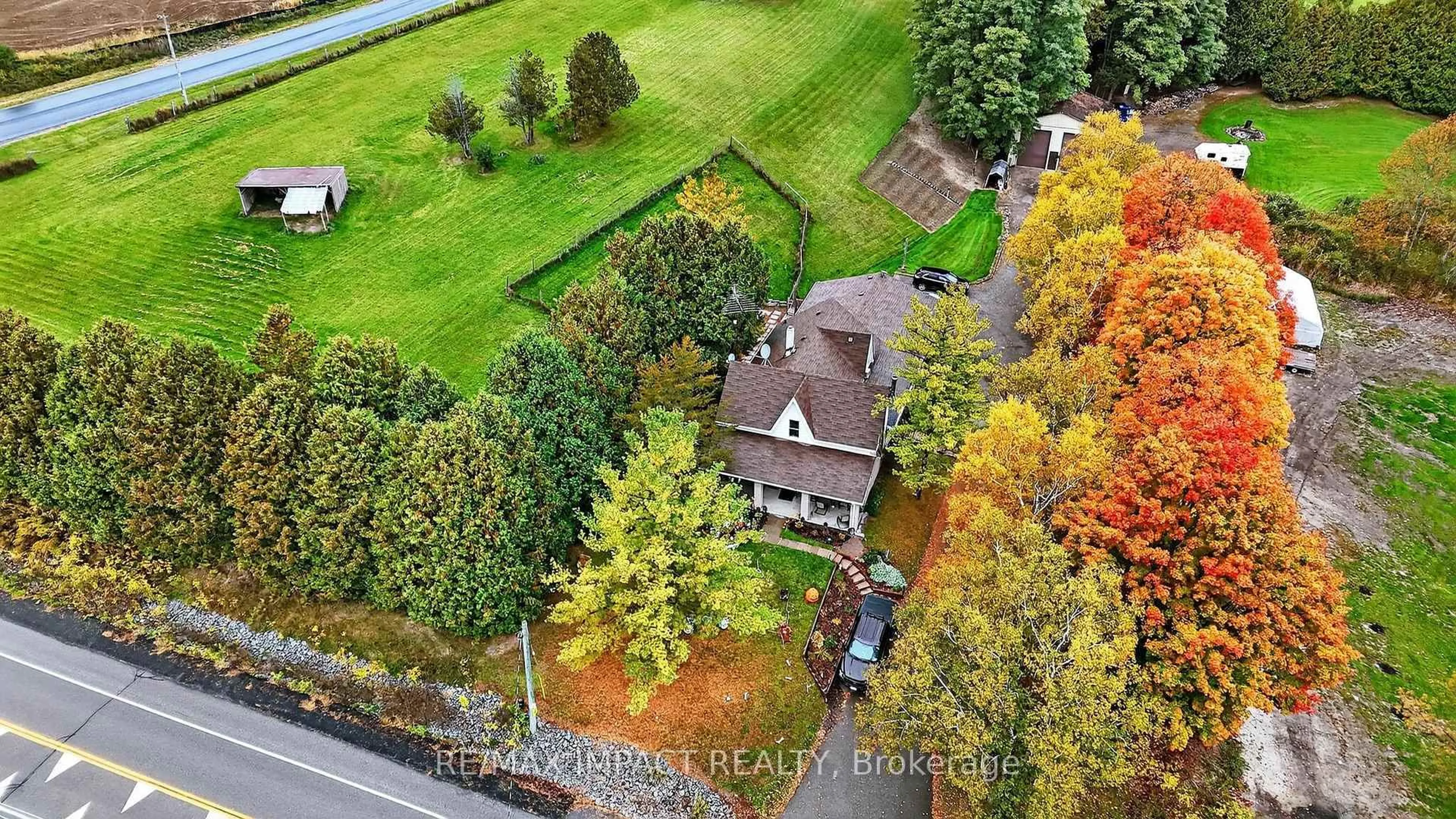 A pic from outside/outdoor area/front of a property/back of a property/a pic from drone, unknown for 272 Raglan Rd, Oshawa Ontario L1H 0N3