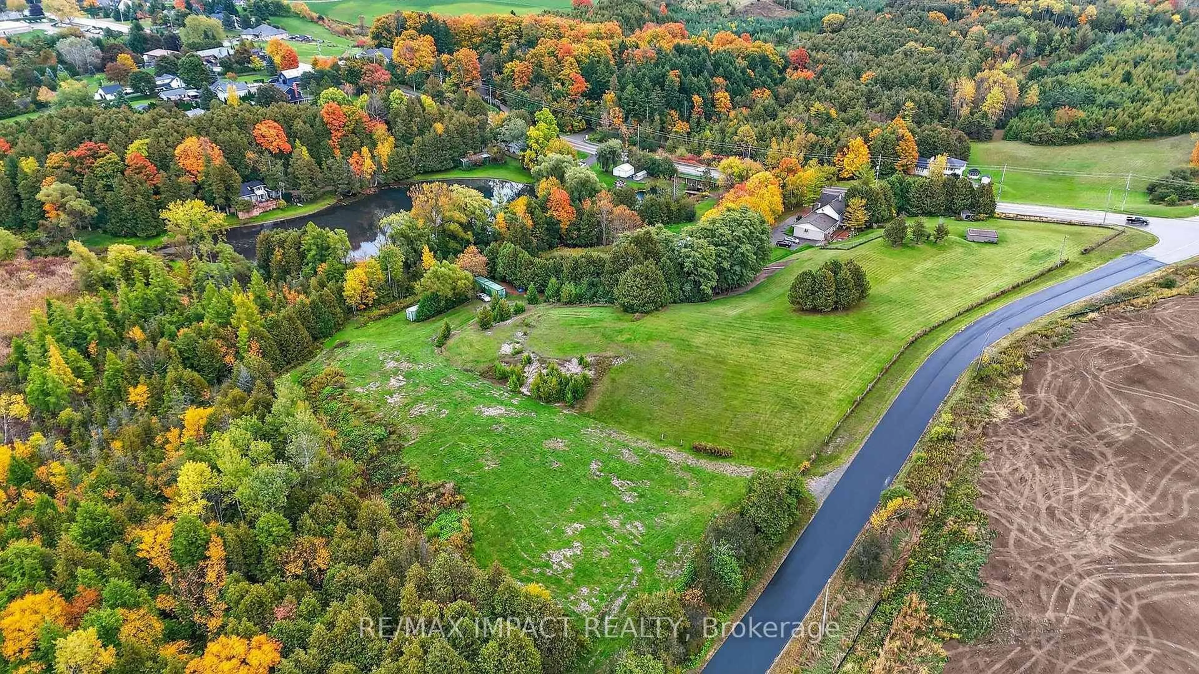 A pic from outside/outdoor area/front of a property/back of a property/a pic from drone, water/lake/river/ocean view for 272 Raglan Rd, Oshawa Ontario L1H 0N3