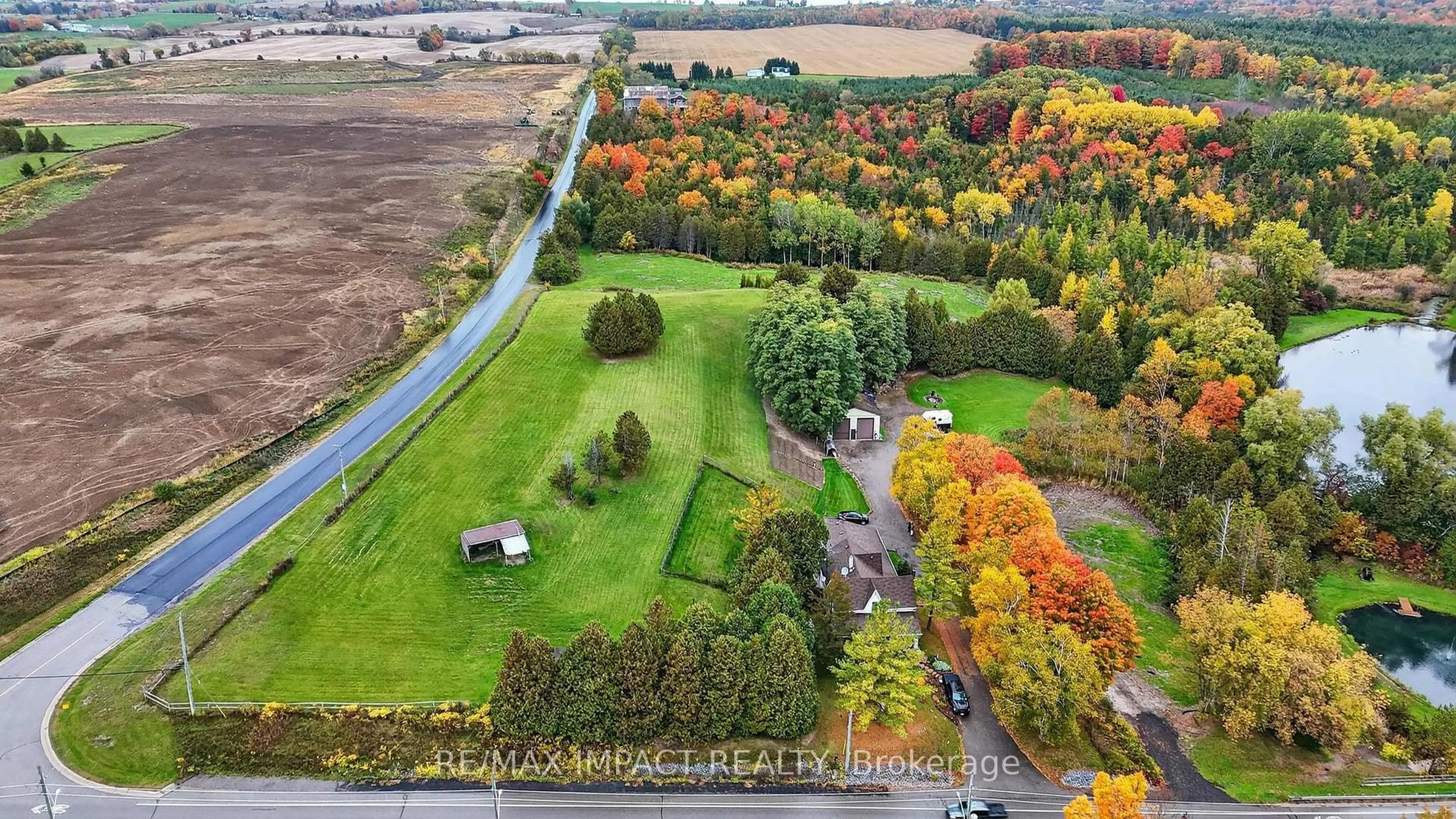 A pic from outside/outdoor area/front of a property/back of a property/a pic from drone, unknown for 272 Raglan Rd, Oshawa Ontario L1H 0N3