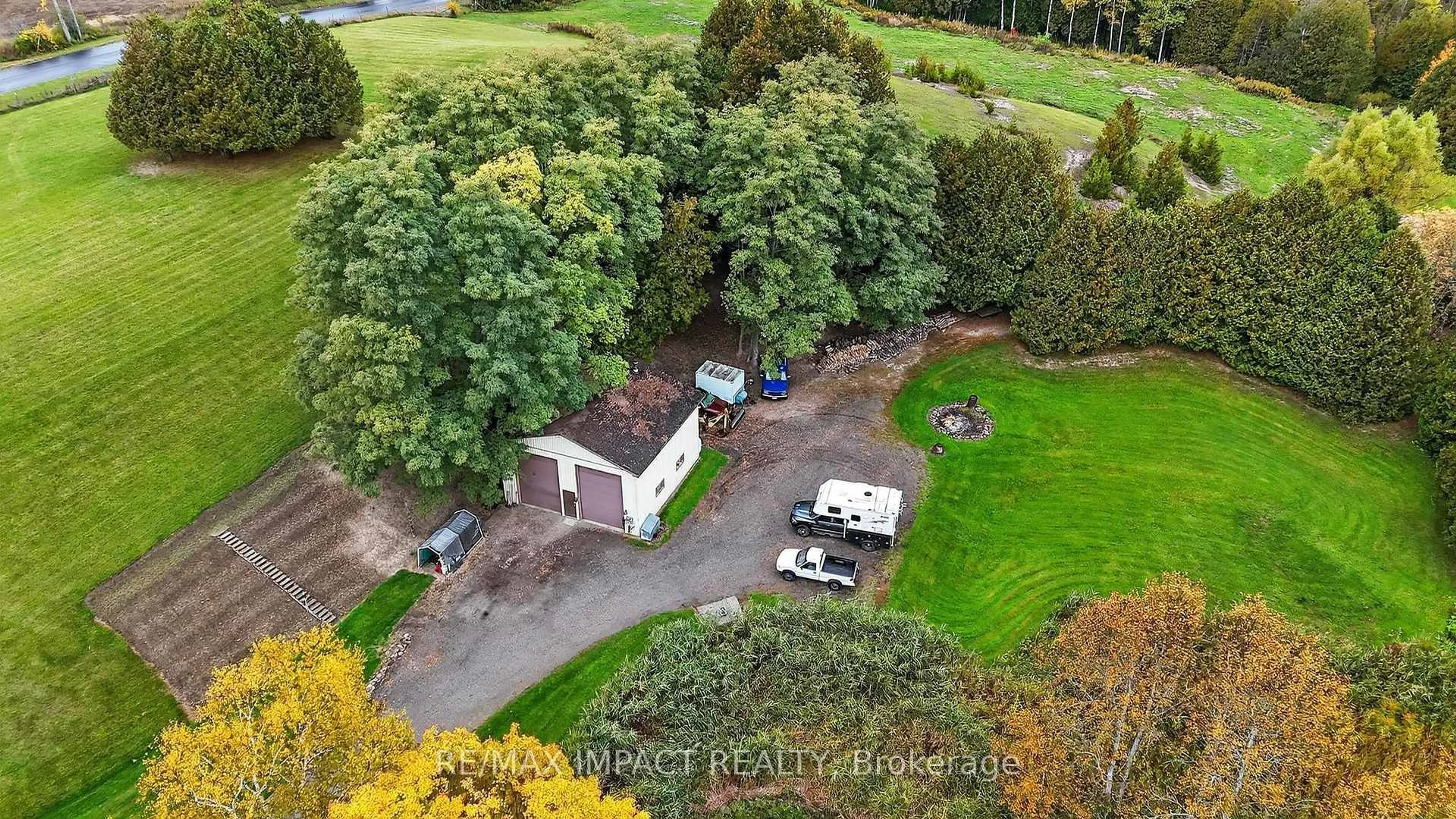 A pic from outside/outdoor area/front of a property/back of a property/a pic from drone, forest/trees view for 272 Raglan Rd, Oshawa Ontario L1H 0N3