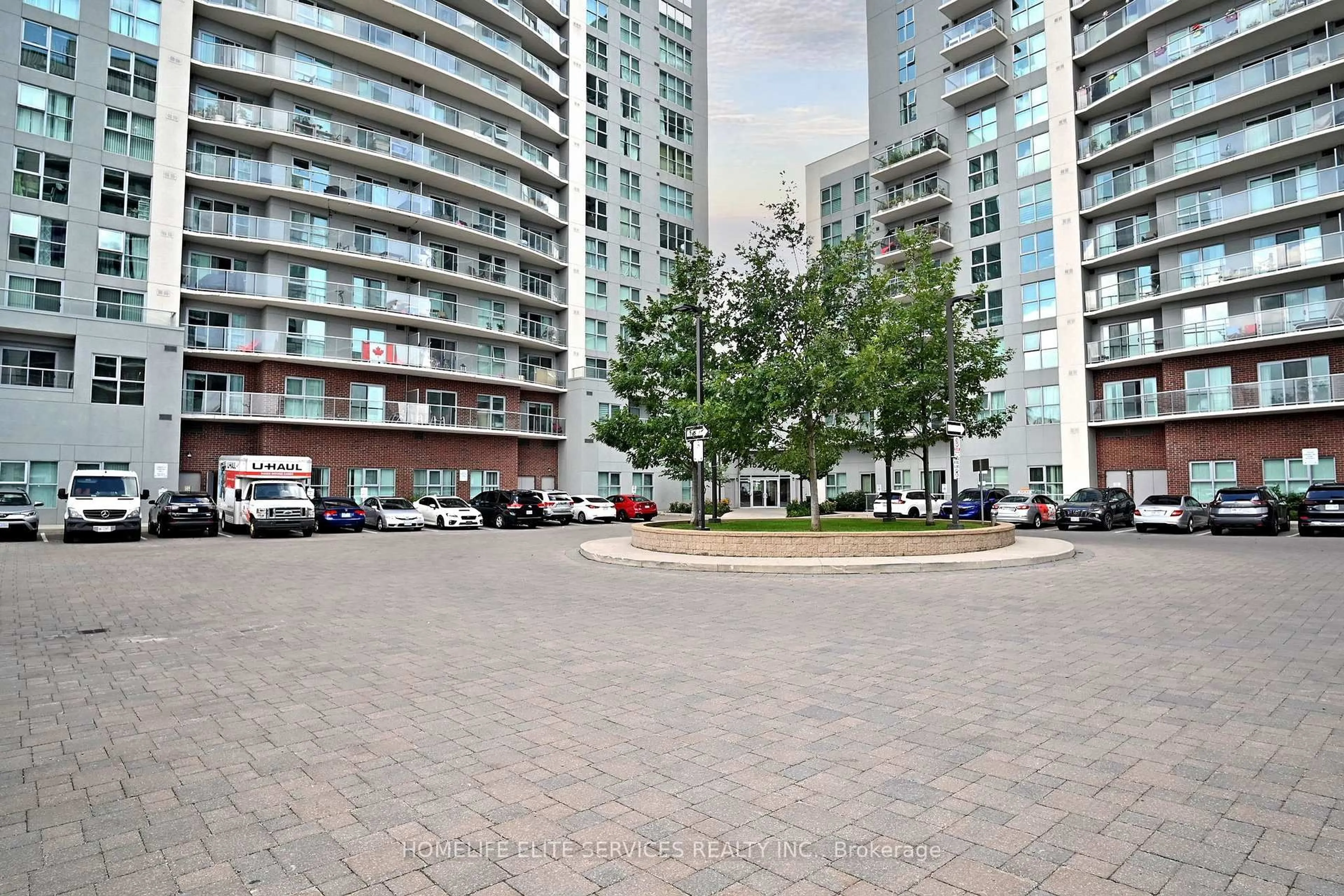 Patio, street for 2152 Lawrence Ave #210, Toronto Ontario M1R 0B5