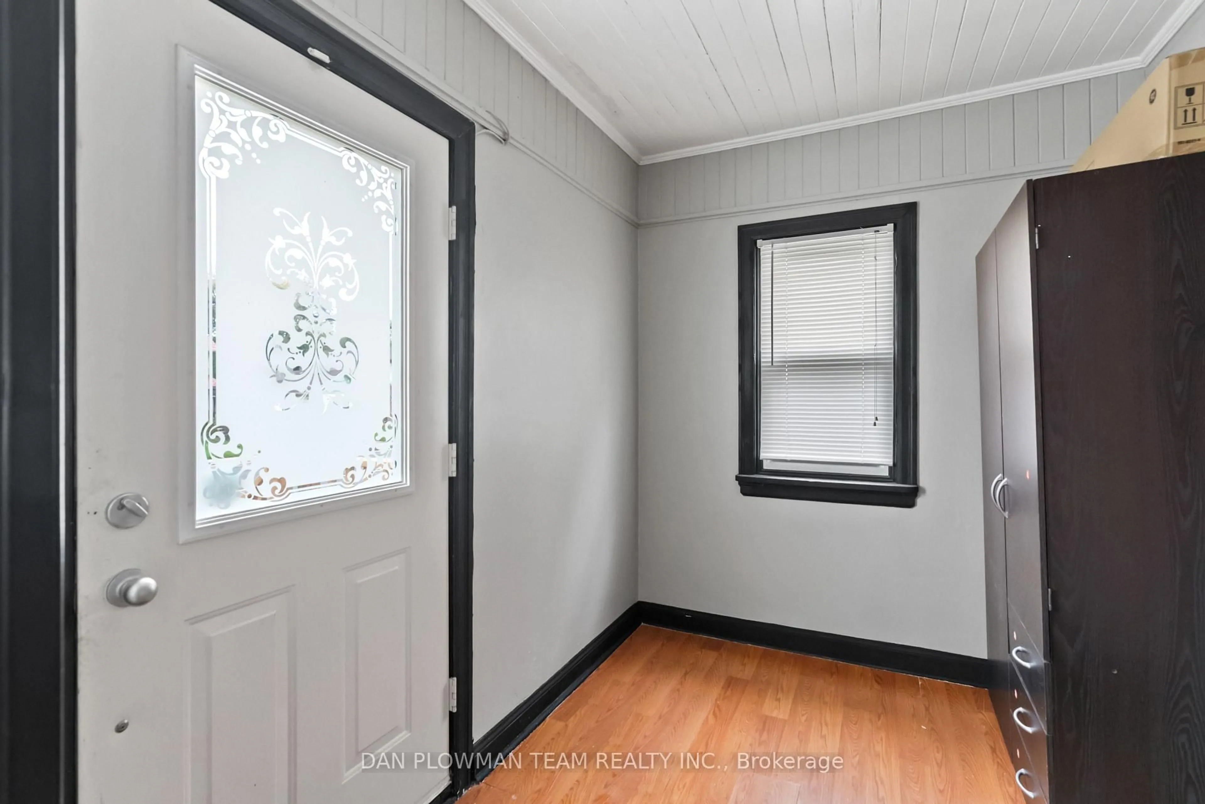 Indoor entryway for 62 Park Rd, Oshawa Ontario L1J 4G9