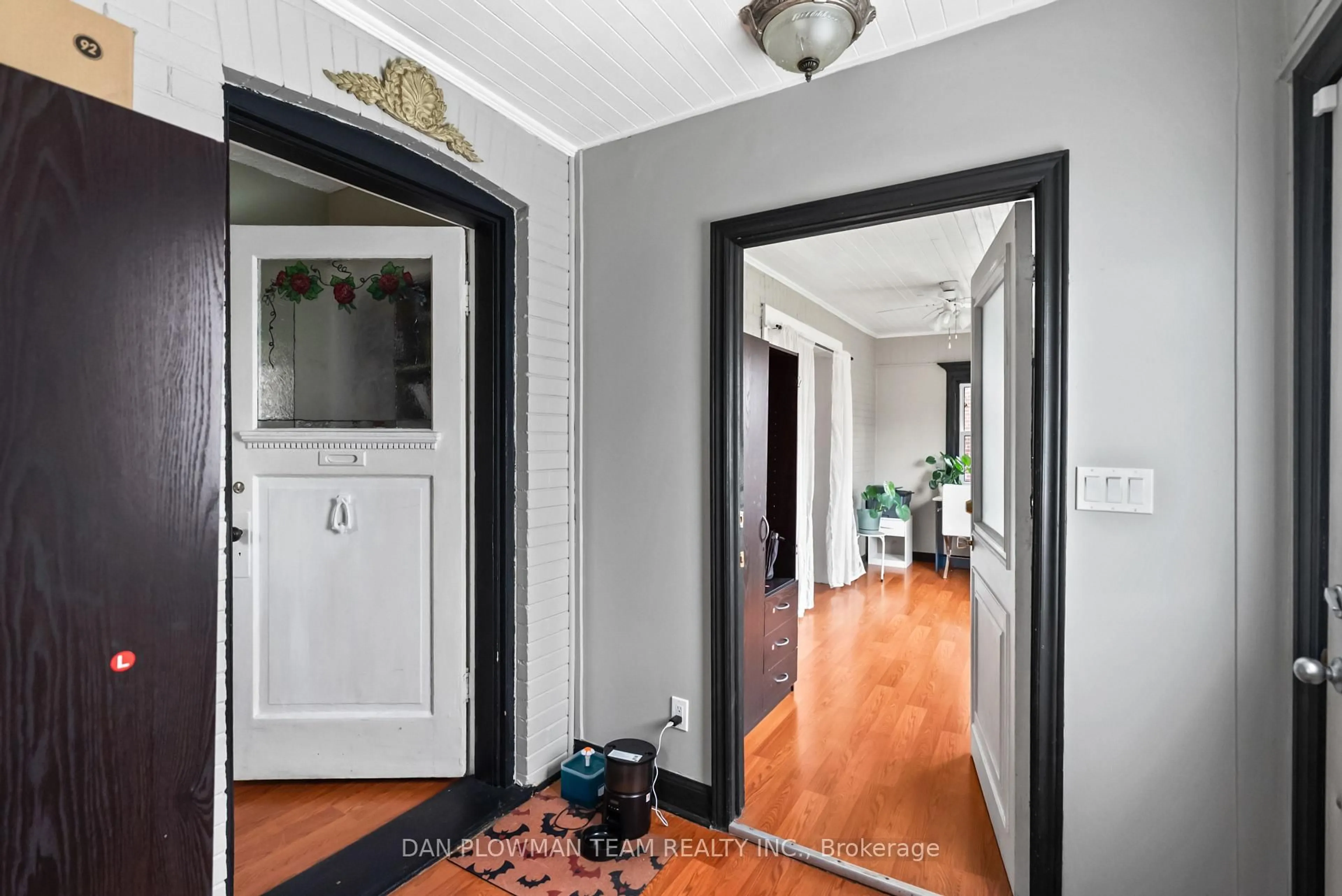 Indoor entryway for 62 Park Rd, Oshawa Ontario L1J 4G9