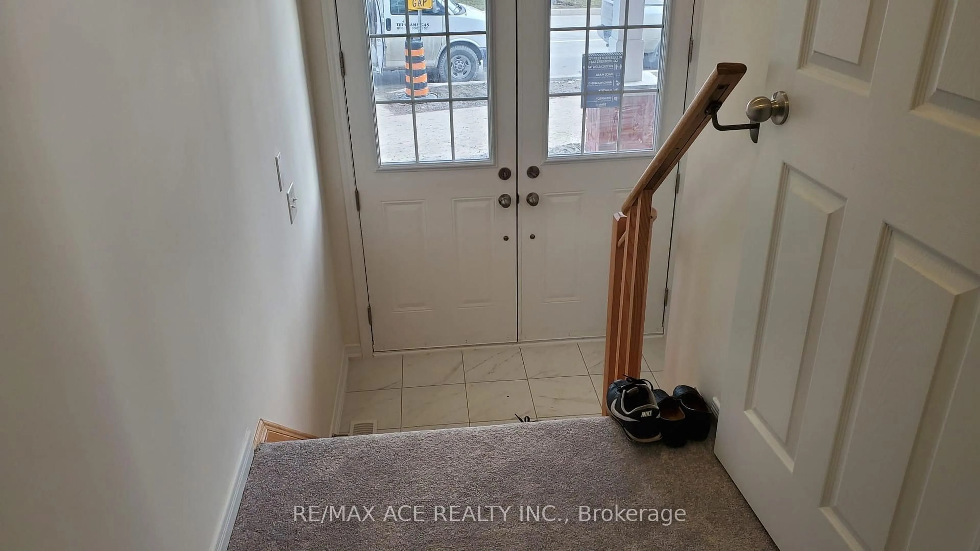 Indoor entryway for 334 Britannia Ave, Oshawa Ontario L1L 0L8