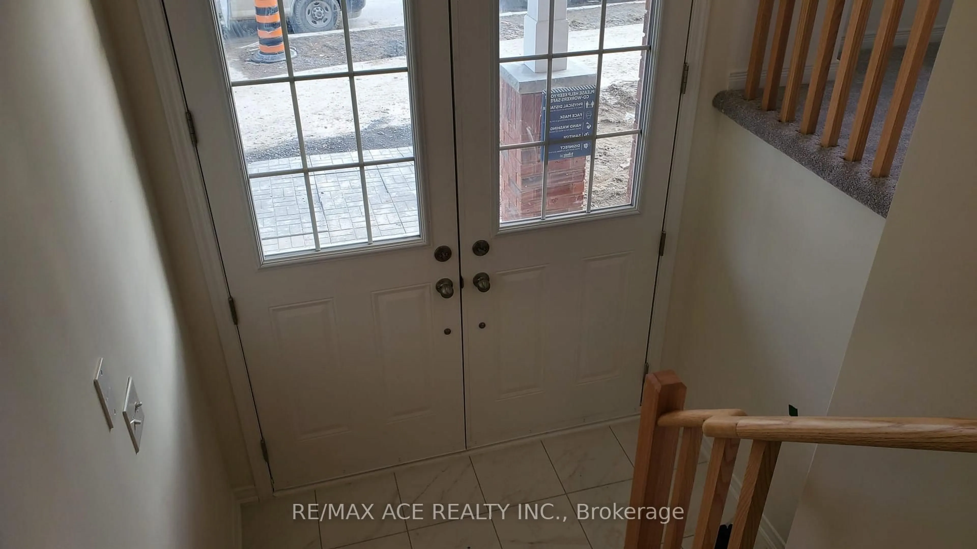 Indoor entryway for 334 Britannia Ave, Oshawa Ontario L1L 0L8