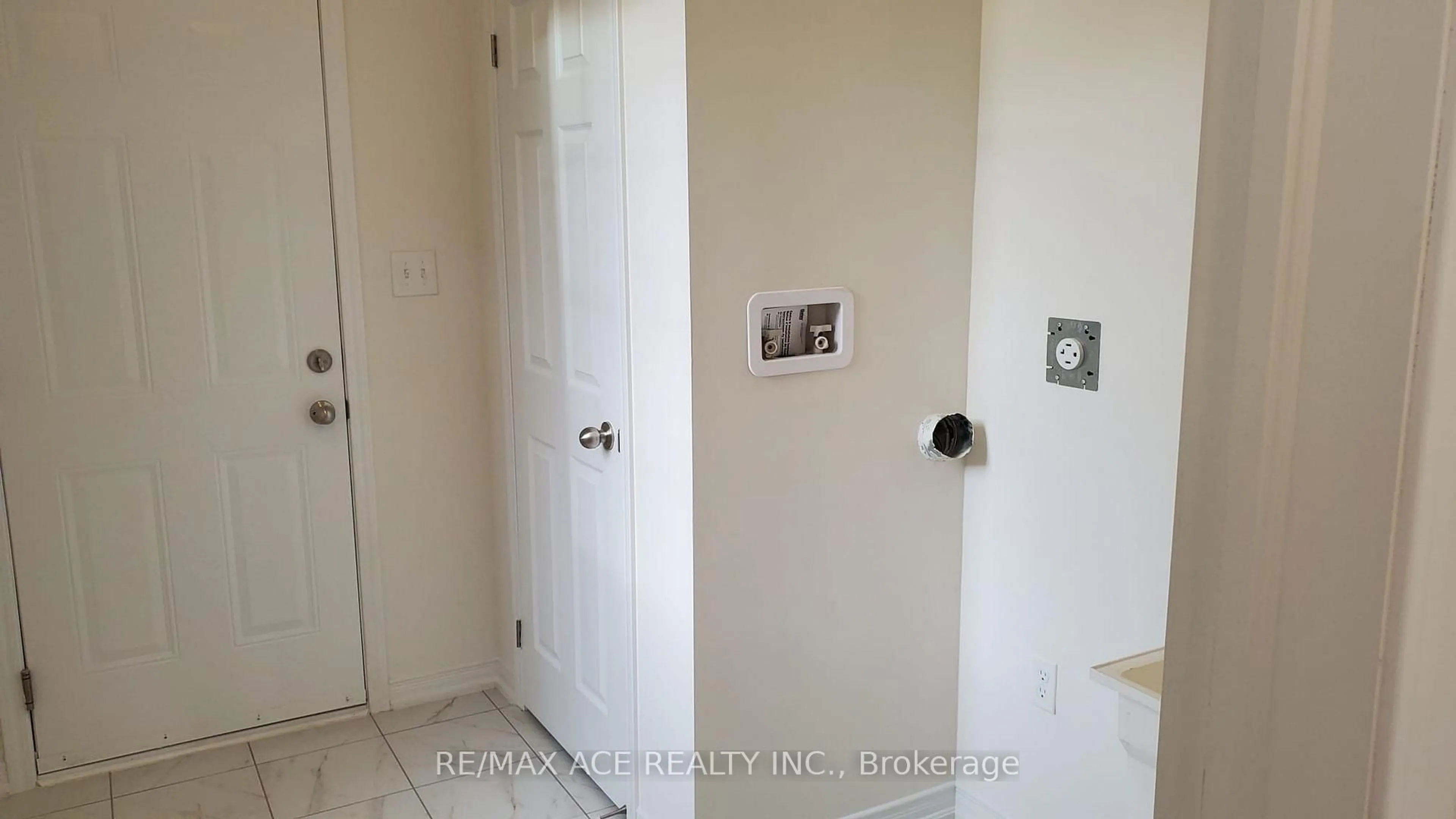 Indoor entryway for 334 Britannia Ave, Oshawa Ontario L1L 0L8