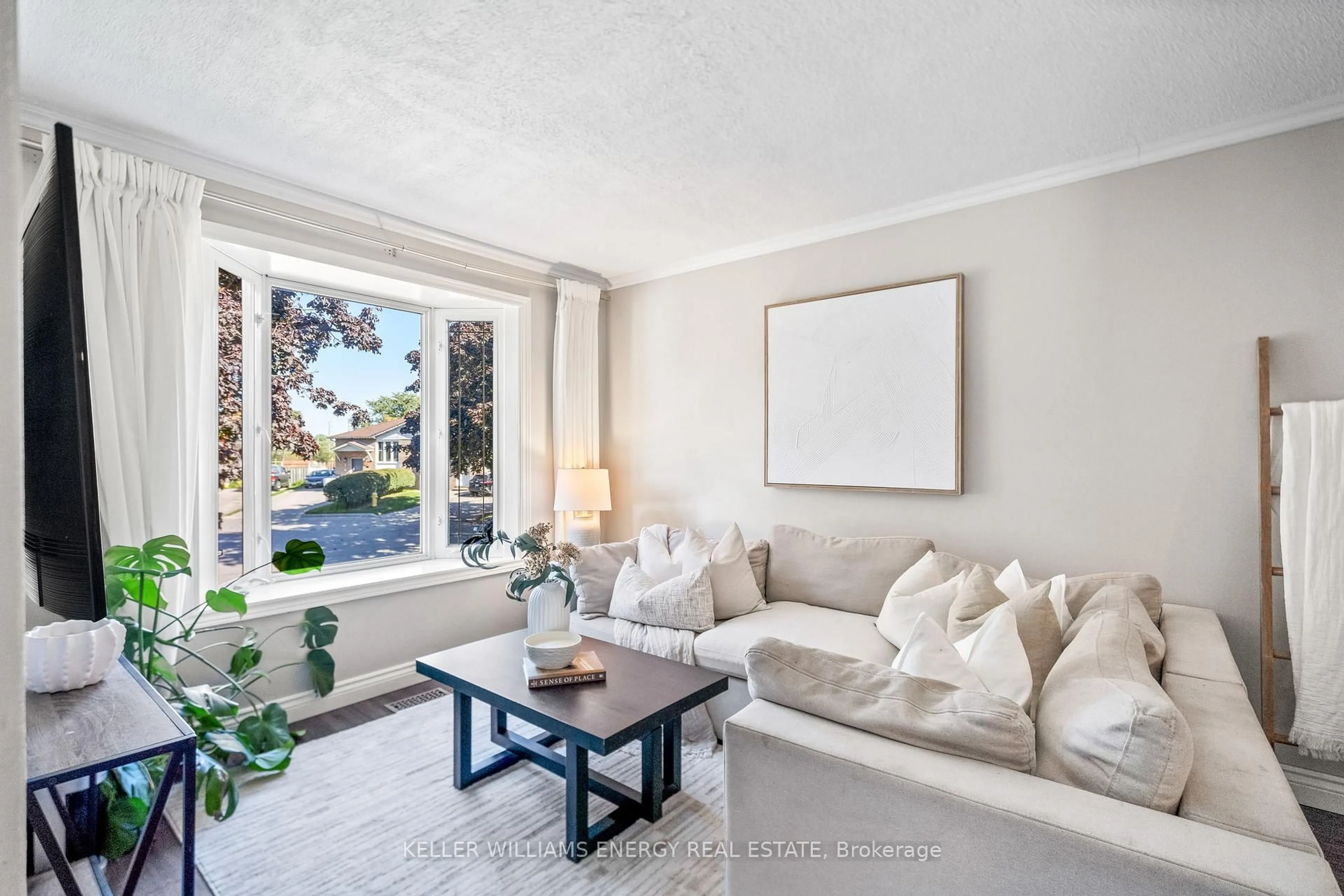 Living room with furniture, unknown for 6 Fairbairn Crt, Clarington Ontario L1C 4K9