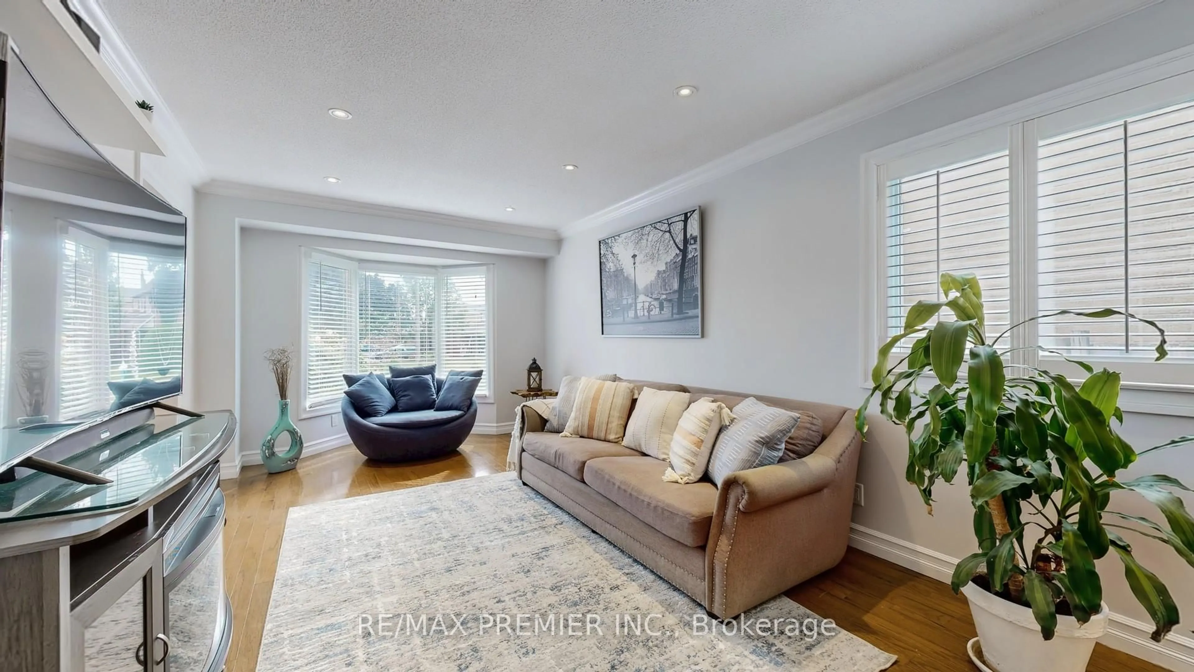 Living room with furniture, wood/laminate floor for 40 Stafford Cres, Whitby Ontario L1N 8T6