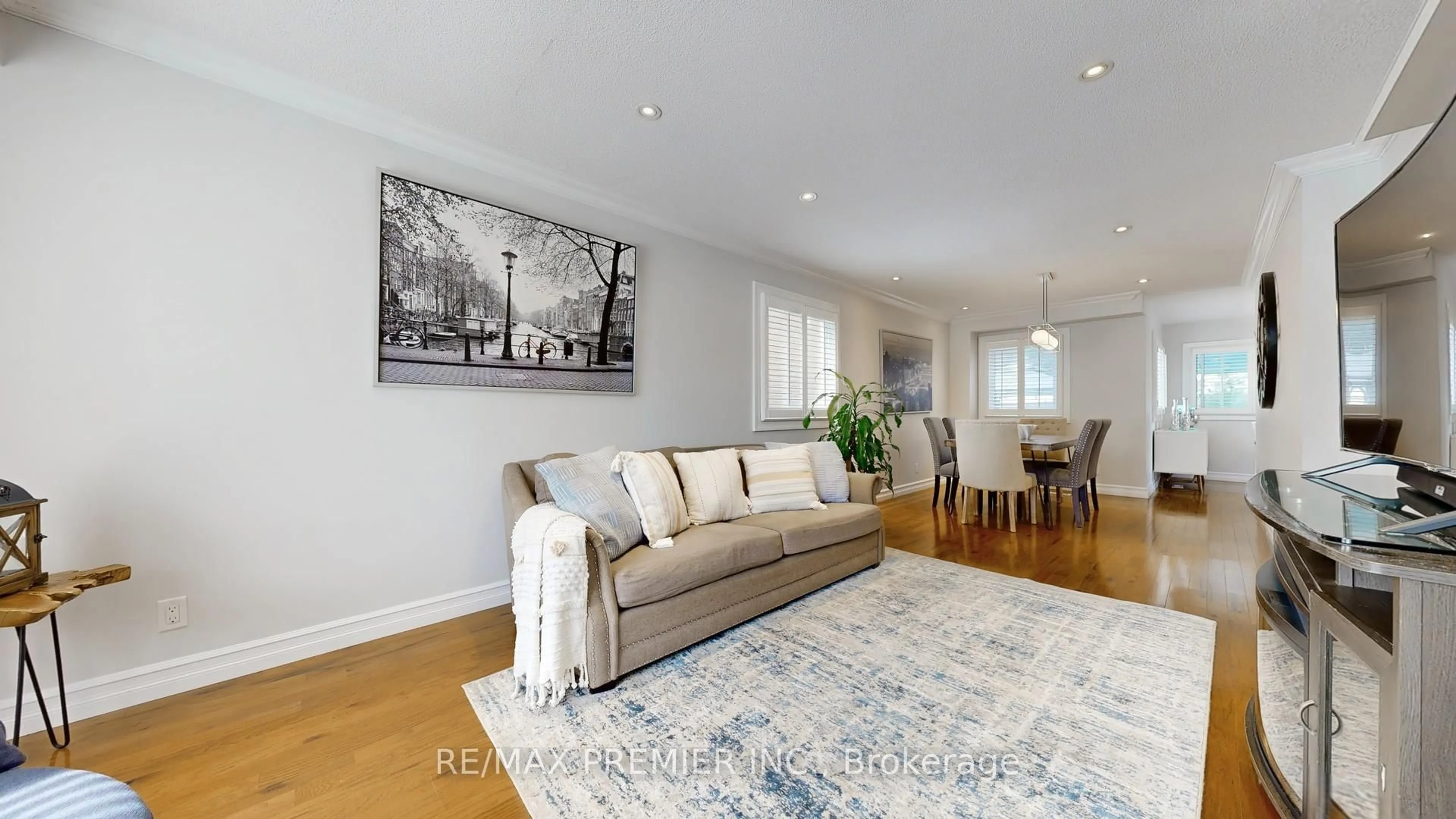 Living room with furniture, unknown for 40 Stafford Cres, Whitby Ontario L1N 8T6