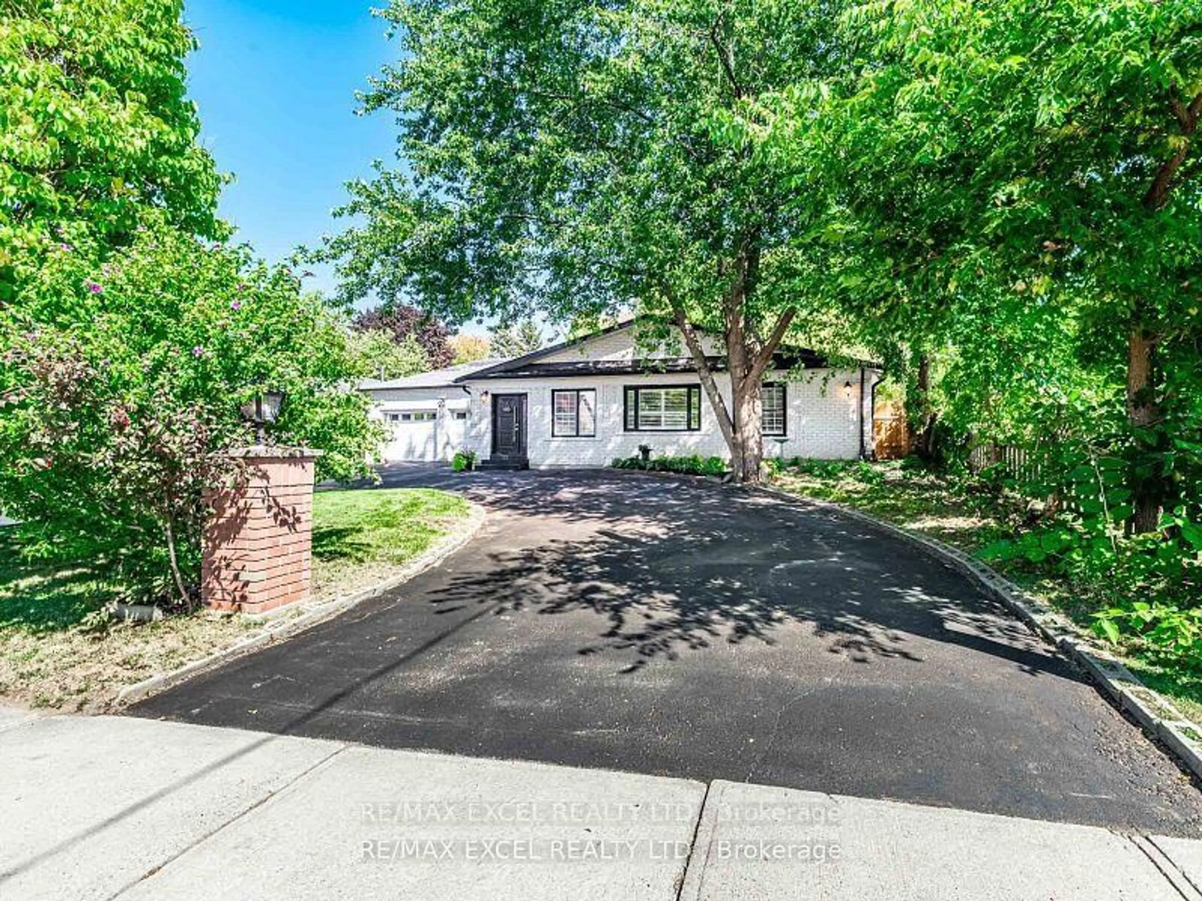 A pic from outside/outdoor area/front of a property/back of a property/a pic from drone, street for 657 Old Harwood Ave, Ajax Ontario L1Z 1E4